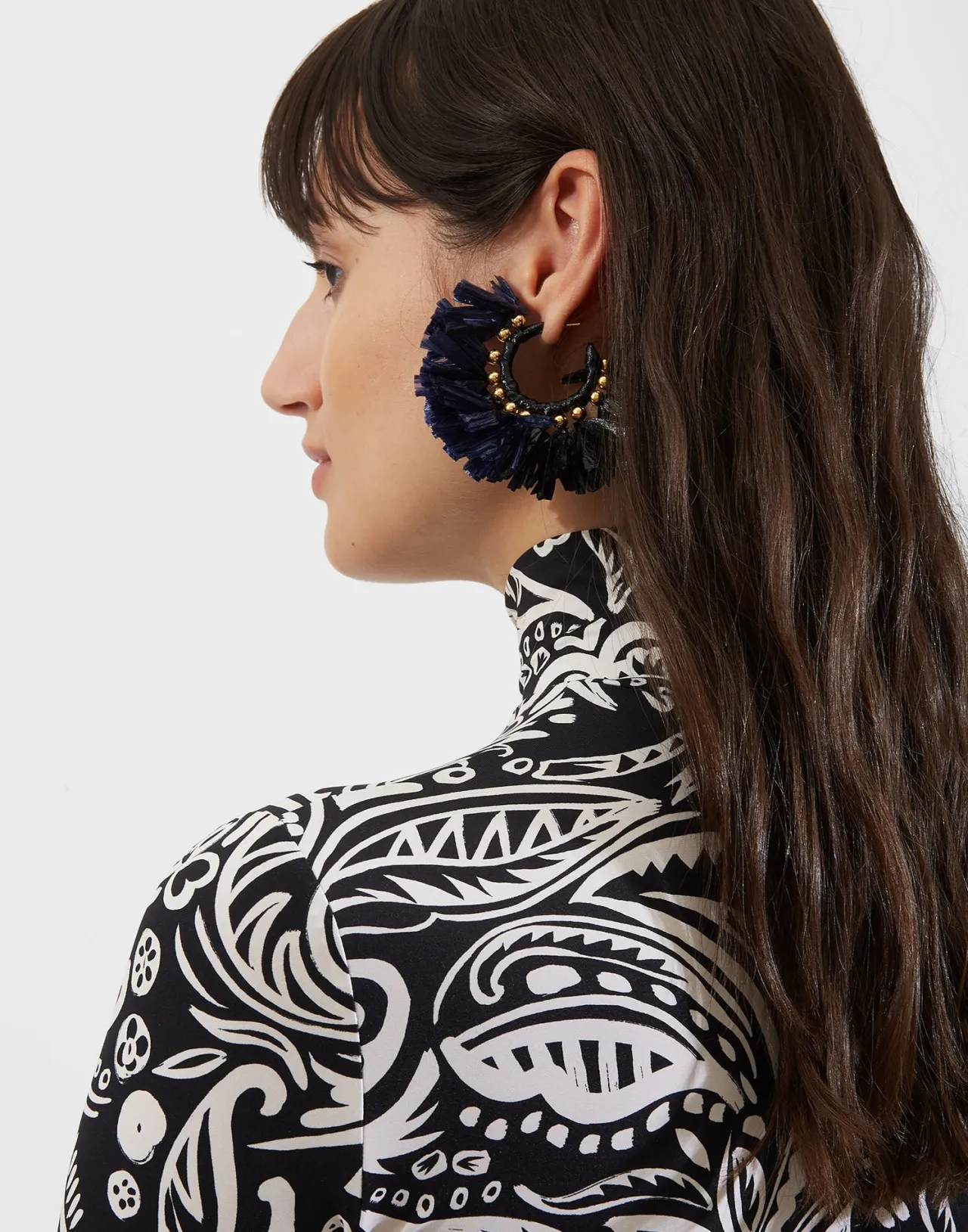 La DoubleJ: Orecchini a Cerchio con Sfumature di Blu e Nero - Design Iconico in Raffia Intrecciato, Gioielli Artigianali per Stile Unico