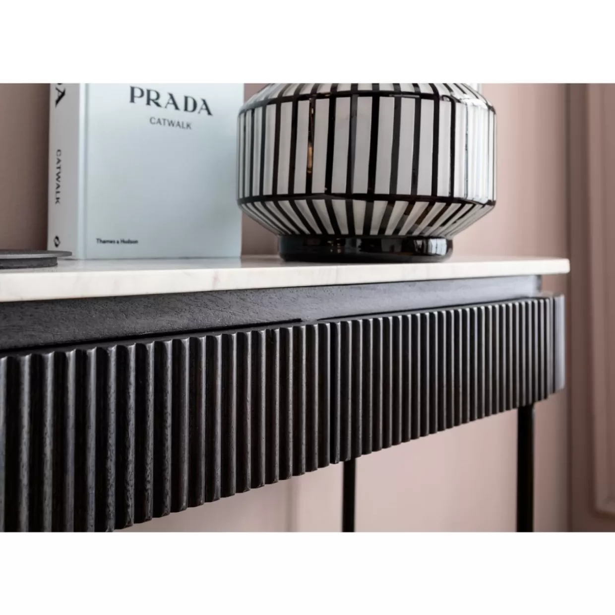 Credenza Glenn Moderna con struttura compatta 100x32 cm - Cassettiera design e mobile sala da KARE 

Console elegante Glenn in stile contemporaneo - Cassettiera 100x32 cm per arredamento funzionale by KARE Design 

Credenza multifunzione Glenn 100x32 con finiture premium - Soluzione storage moderna KARE per soggiorno o ingresso