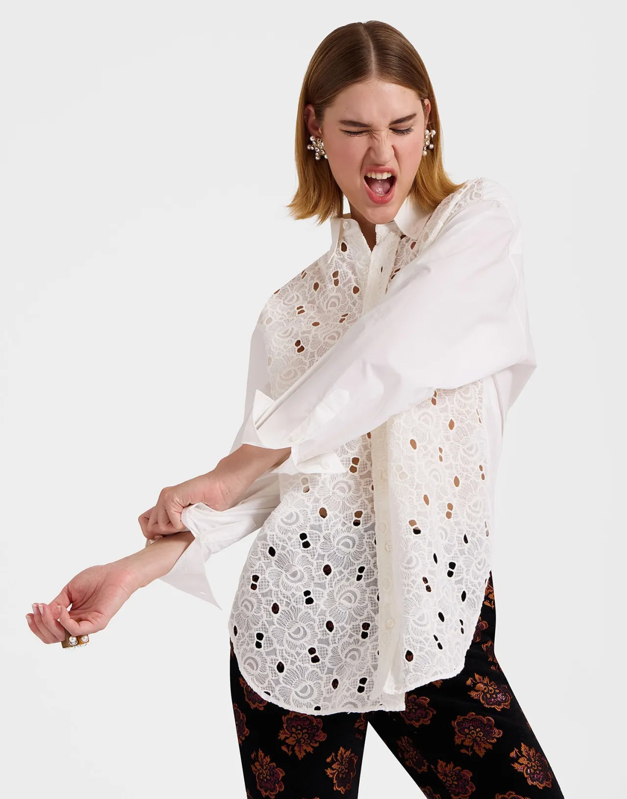 La DoubleJ Camicia Lacey in Tinta Unita Avorio - Morbidezza da Abbraccio e Stile Inconfondibile con Design Sangallo
