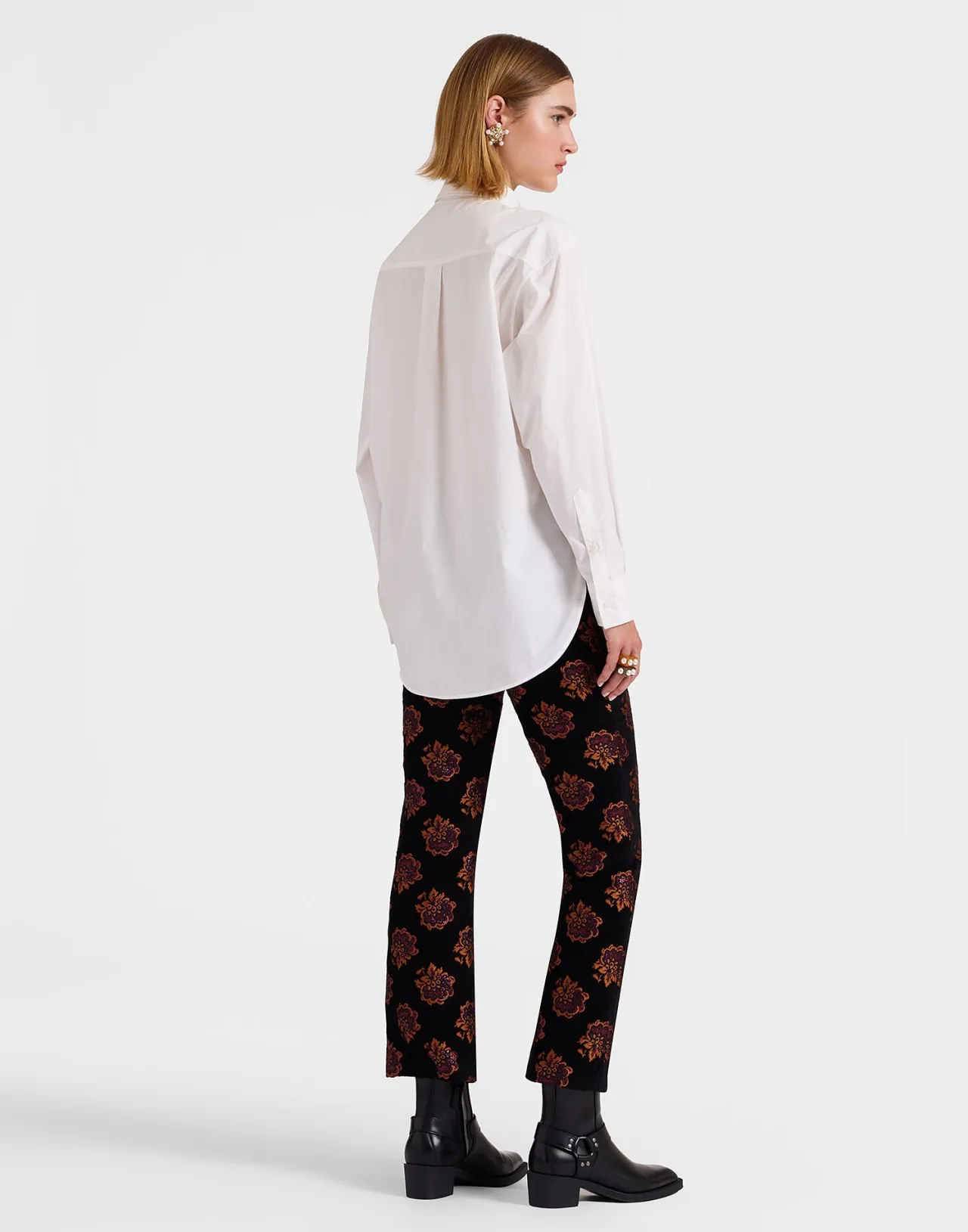 La DoubleJ Camicia Lacey in Tinta Unita Avorio - Morbidezza da Abbraccio e Stile Inconfondibile con Design Sangallo