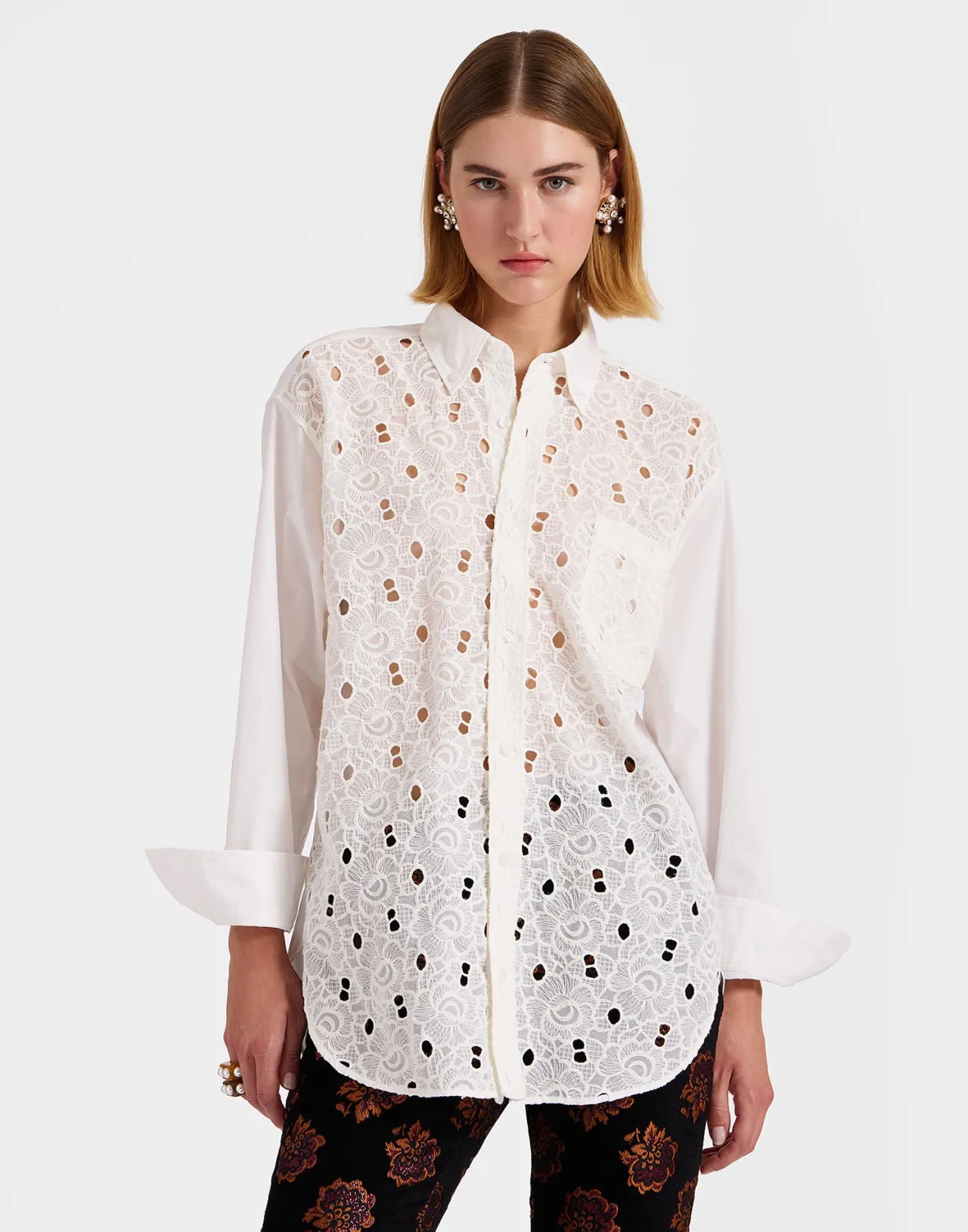 La DoubleJ Camicia Lacey in Tinta Unita Avorio - Morbidezza da Abbraccio e Stile Inconfondibile con Design Sangallo