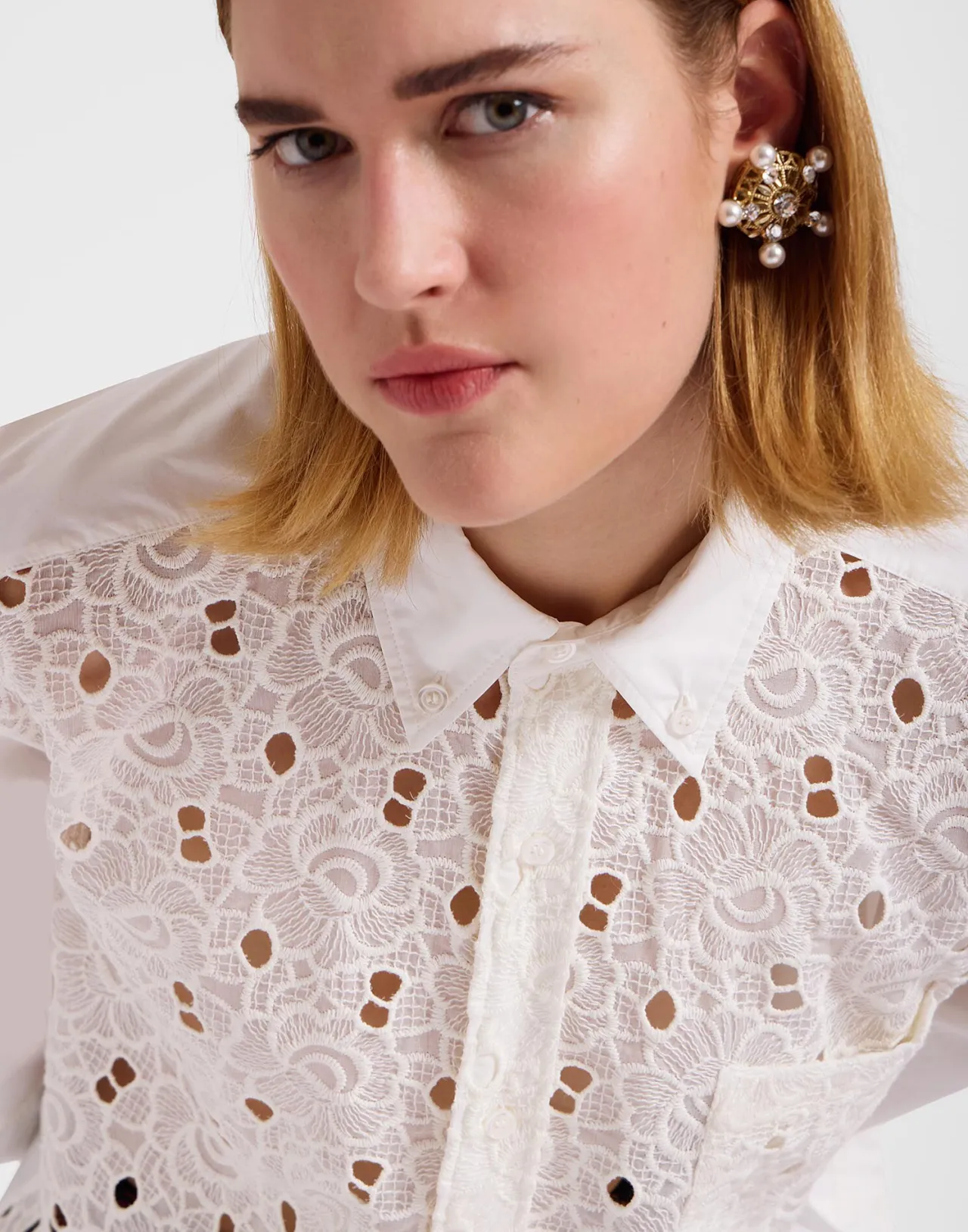 La DoubleJ Camicia Lacey in Tinta Unita Avorio - Morbidezza da Abbraccio e Stile Inconfondibile con Design Sangallo