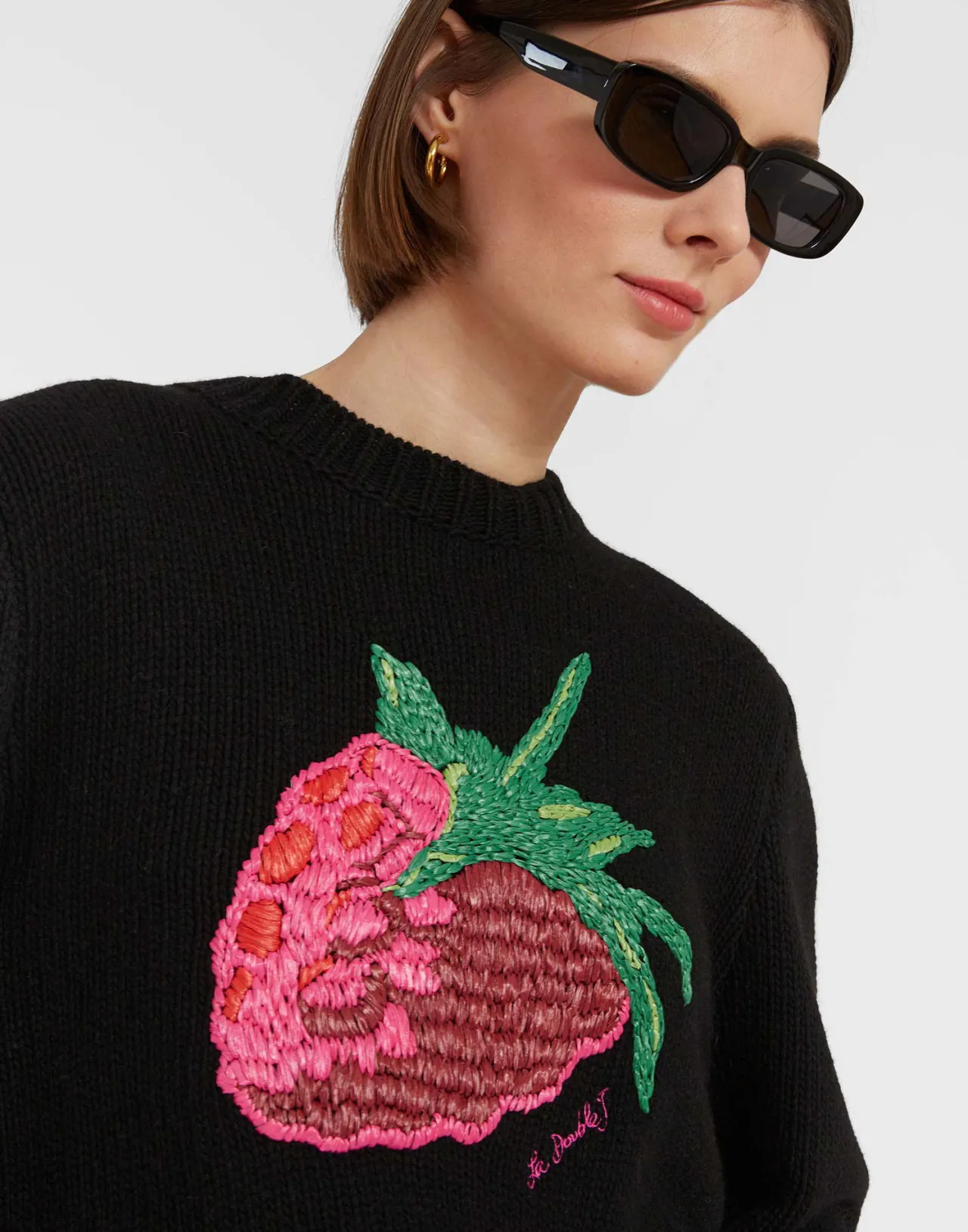 Lana Pura Ricamata a Mano - Maglione Oversize Lampone Nero di La DoubleJ con Tocco Vintage Femminile