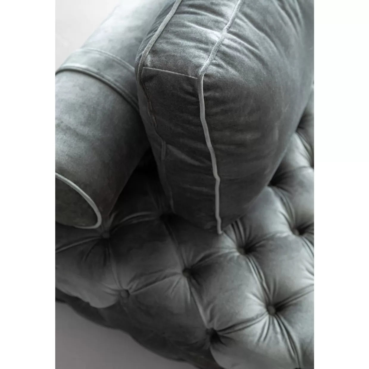 Divano Elegante in Velluto Bottone Grigio Antracite - Design Moderno KARE per il tuo Salotto Confortevole
