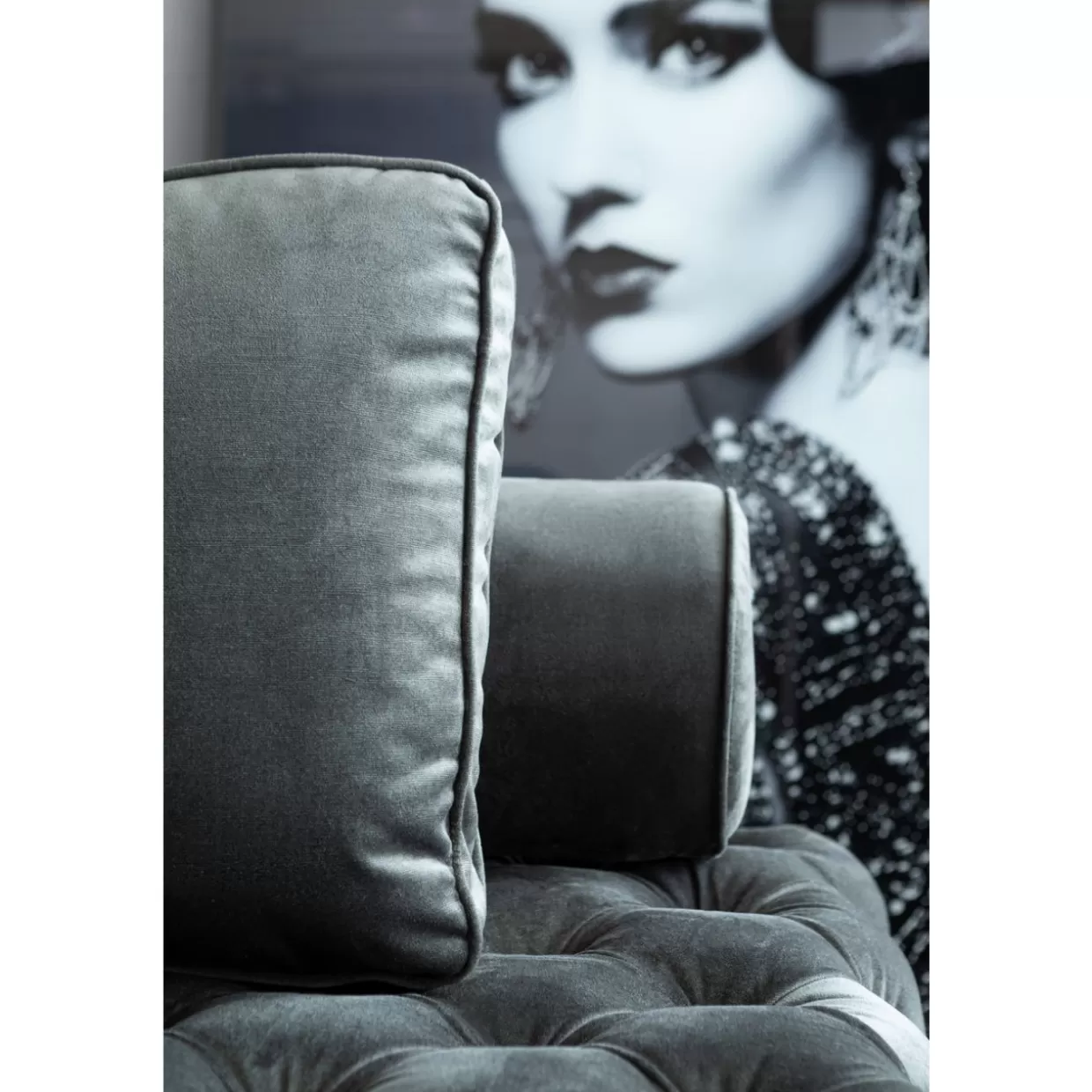 Divano Elegante in Velluto Bottone Grigio Antracite - Design Moderno KARE per il tuo Salotto Confortevole
