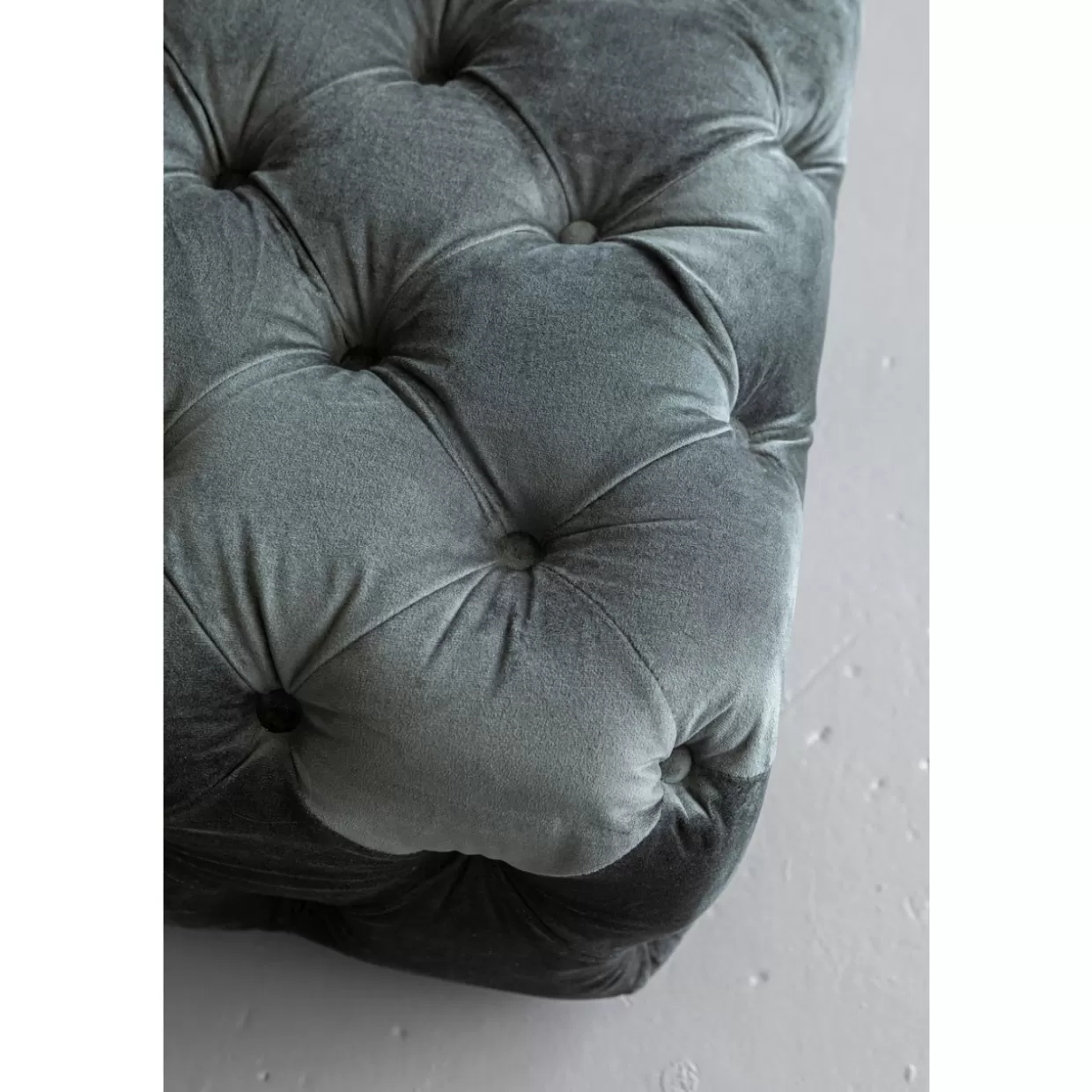 Divano Elegante in Velluto Bottone Grigio Antracite - Design Moderno KARE per il tuo Salotto Confortevole