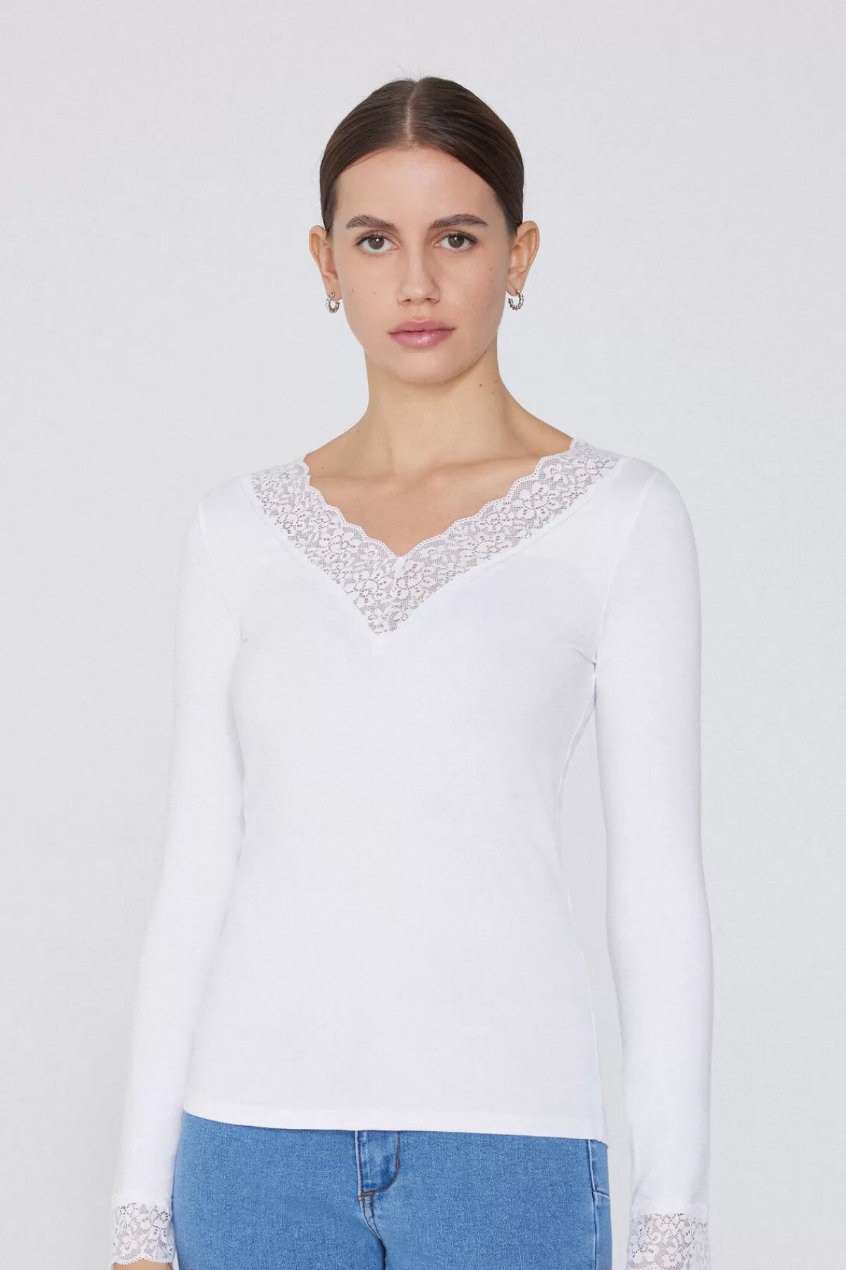 Elegante Maglione Donna Tezenis in Viscosa con Ricami a Pizzo e Scollo a V Ravvivante