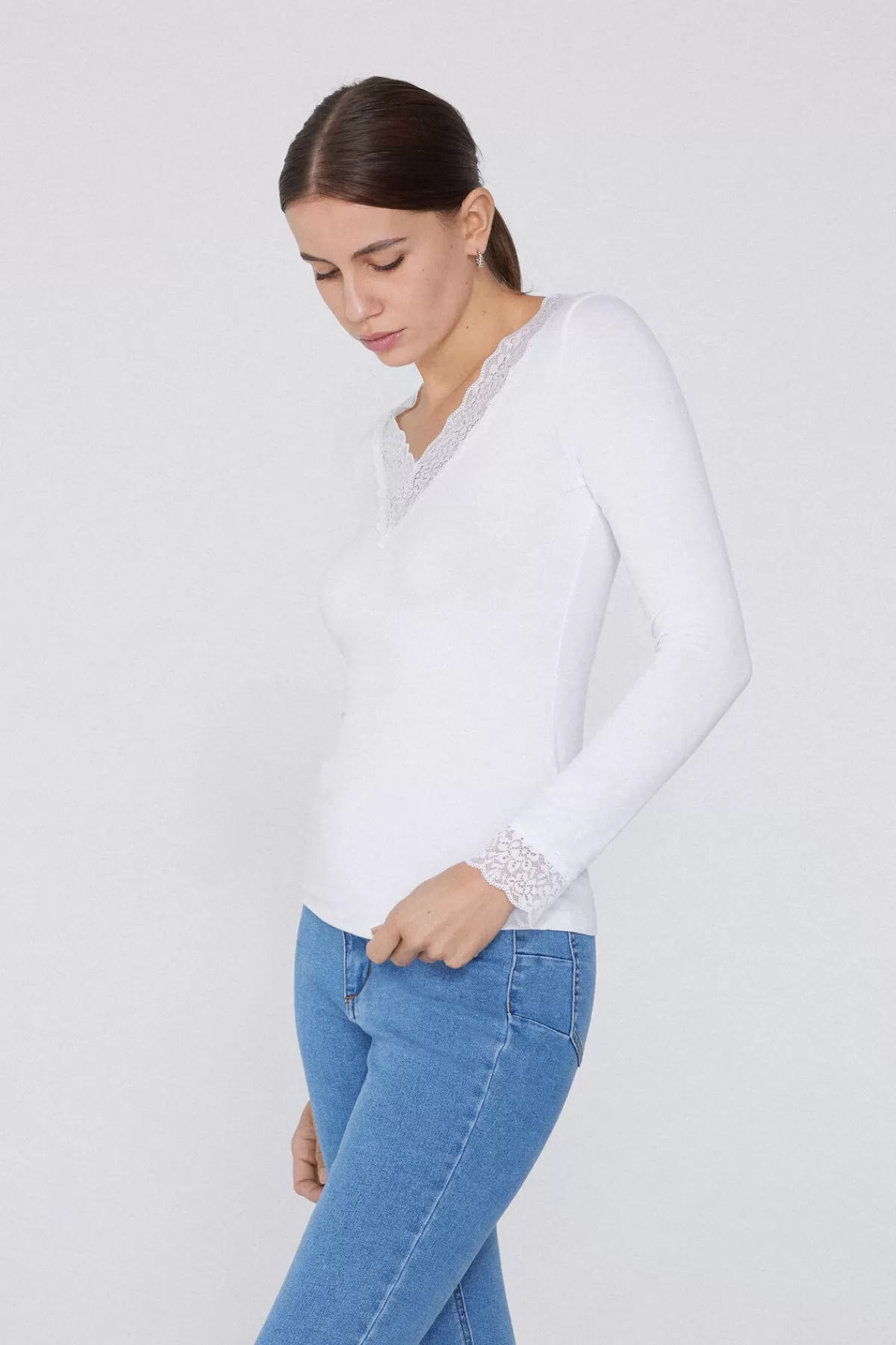 Elegante Maglione Donna Tezenis in Viscosa con Ricami a Pizzo e Scollo a V Ravvivante