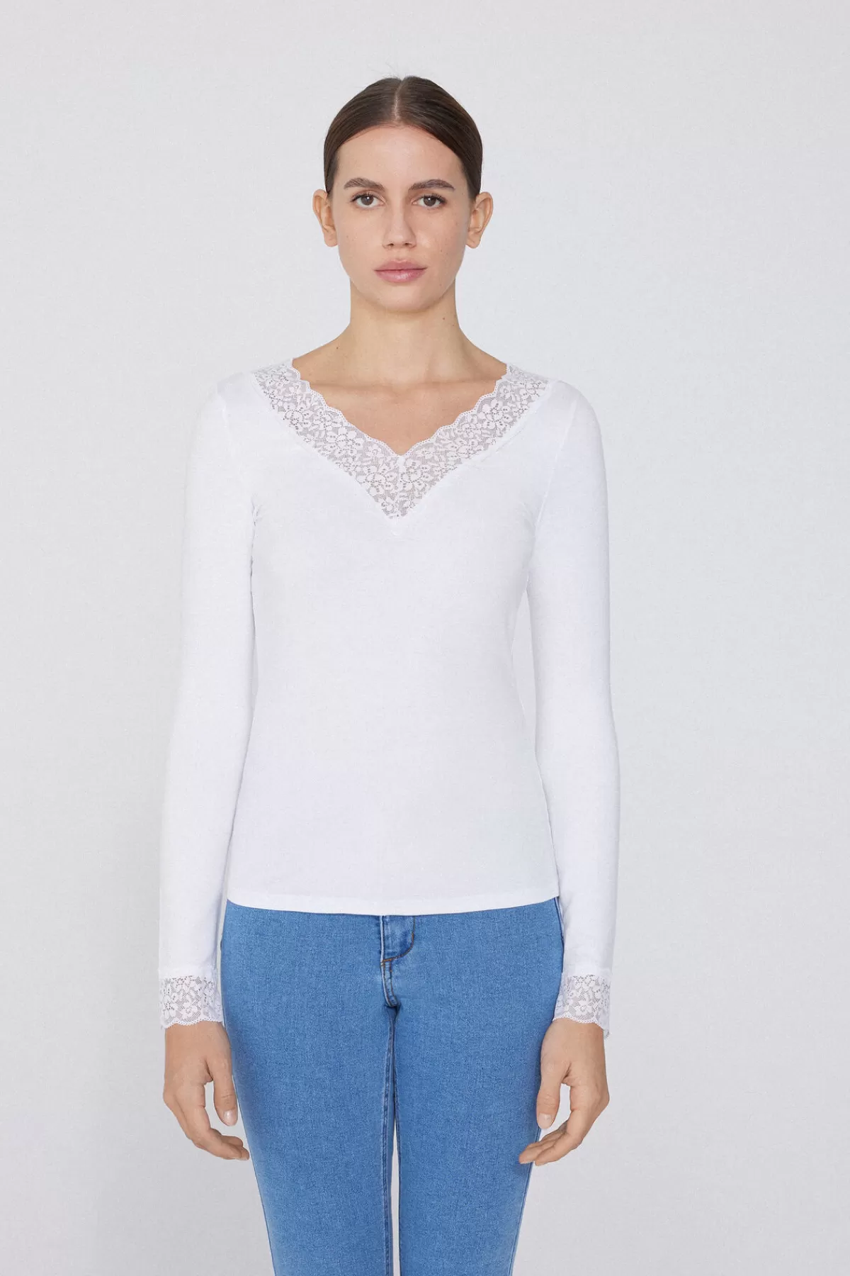 Elegante Maglione Donna Tezenis in Viscosa con Ricami a Pizzo e Scollo a V Ravvivante