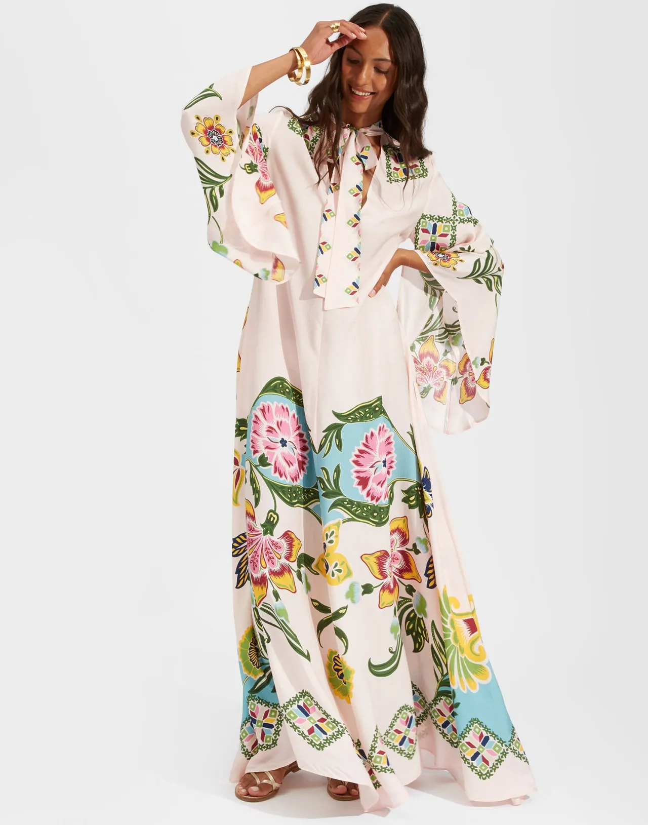 La DoubleJ | Vestito Incantevole con Ricami Botanici in Tonalità Azzurre e Rifiniture Sabbia Scamosciata - Edizione Speciale

(：