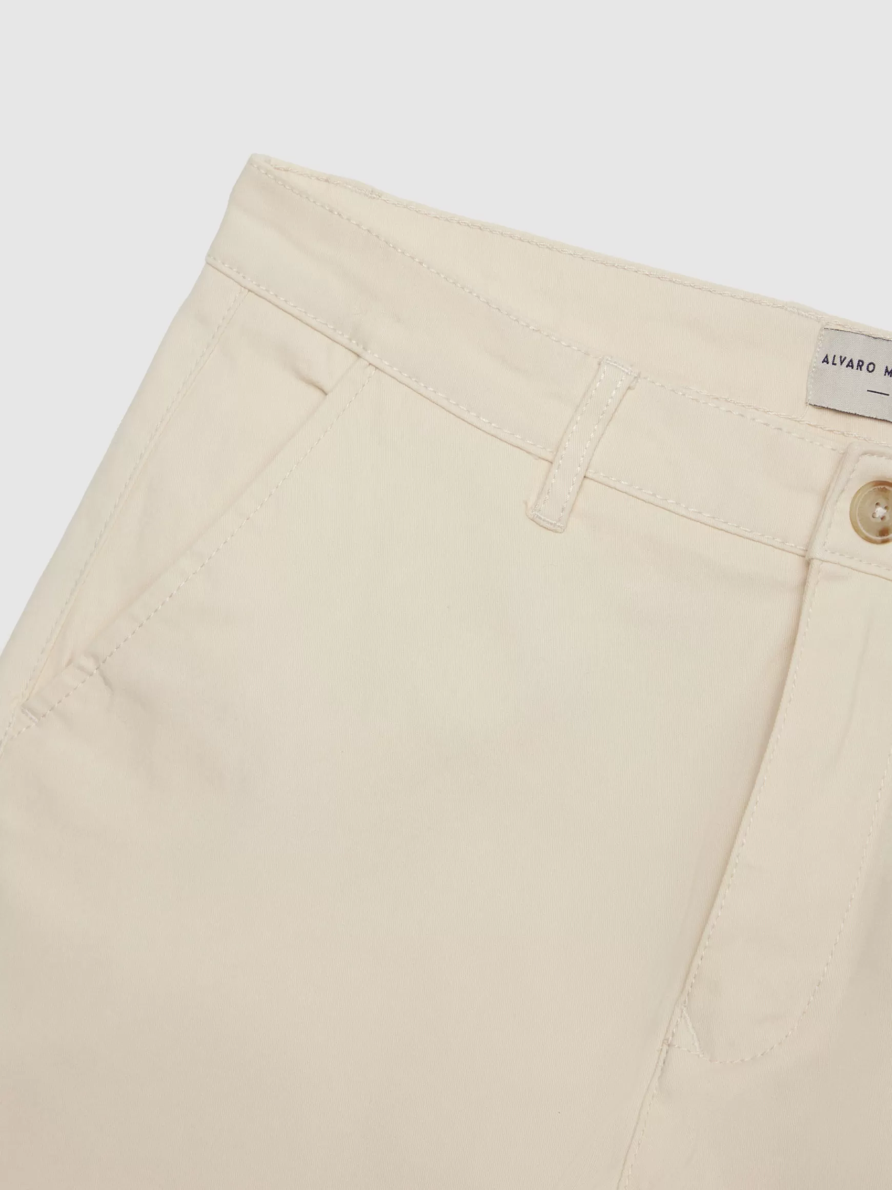 Uomo Pantaloni Alvaro Moreno Chino Elvis Fit - Modello Classico con Taglio Slim, Tessuto Premium per Stile Casuale Elegante 

Design Classico in Twill di Cotone, Vita Confortevole e Cavallo Rinforzato - Ideale per Look Casual o Abbinamento Elegante