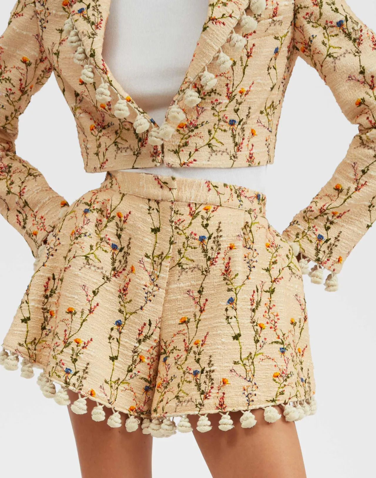 Short Pantaloncini La DoubleJ Collezione Primavera in Tessuto Tweed Avorio Sabbia con Frange Eleganti - Look Estivo Chic