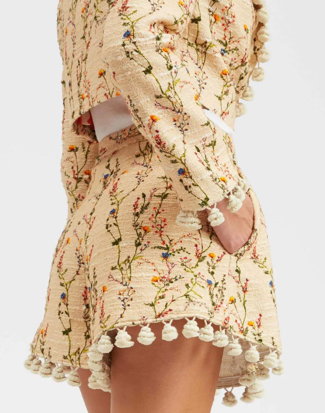 Short Pantaloncini La DoubleJ Collezione Primavera in Tessuto Tweed Avorio Sabbia con Frange Eleganti - Look Estivo Chic