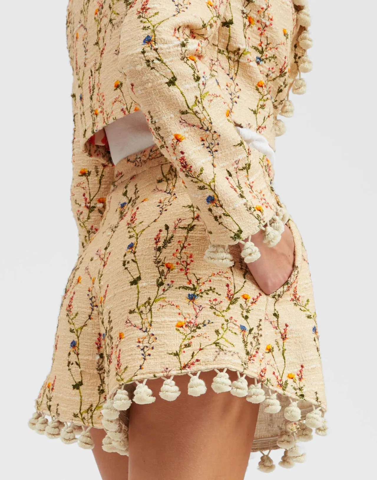 Short Pantaloncini La DoubleJ Collezione Primavera in Tessuto Tweed Avorio Sabbia con Frange Eleganti - Look Estivo Chic