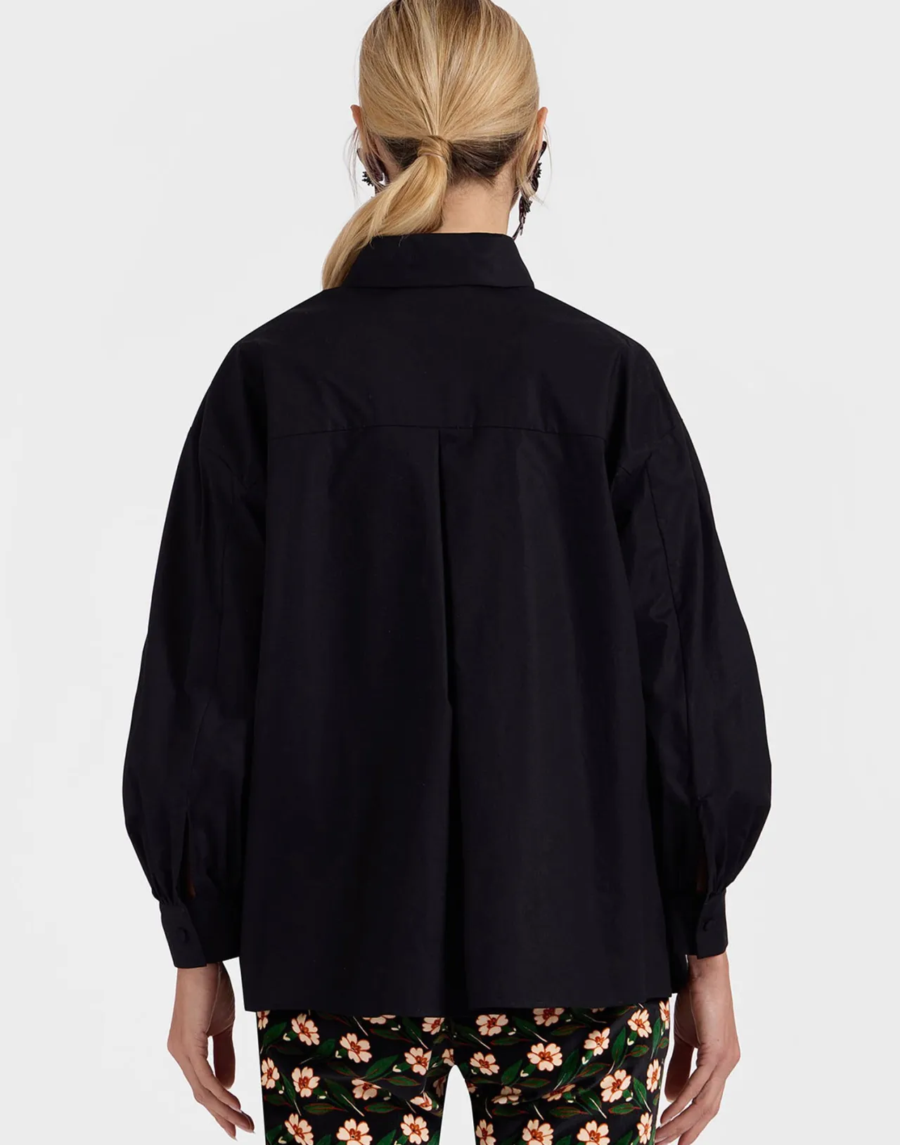 La DoubleJ - Maglietta Elegante 'Poet' in Cotone Popeline, Nero Assoluto - Stile Unico e Confezione Ricercata