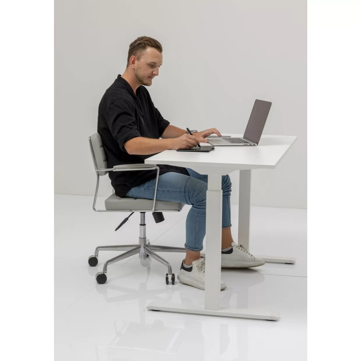 Scrivania Moderna KARE Design OfficeSmart - Tavolo Ufficio Elegante in Bianco, Dimensioni 120x70 cm