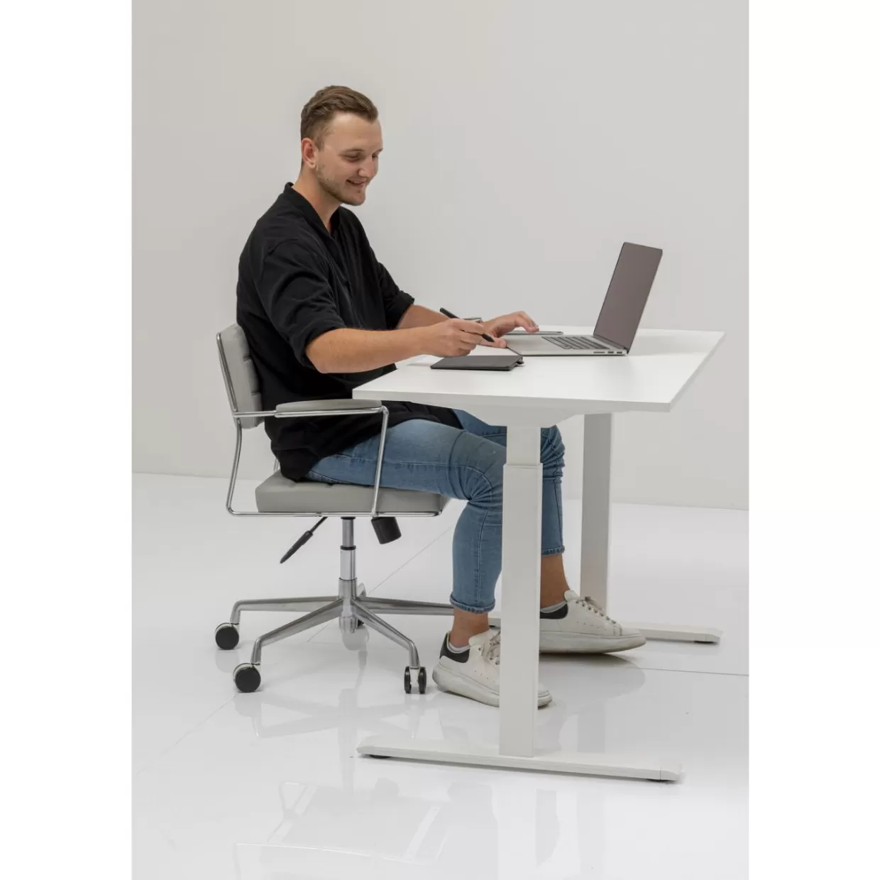 Scrivania Moderna KARE Design OfficeSmart - Tavolo Ufficio Elegante in Bianco, Dimensioni 120x70 cm