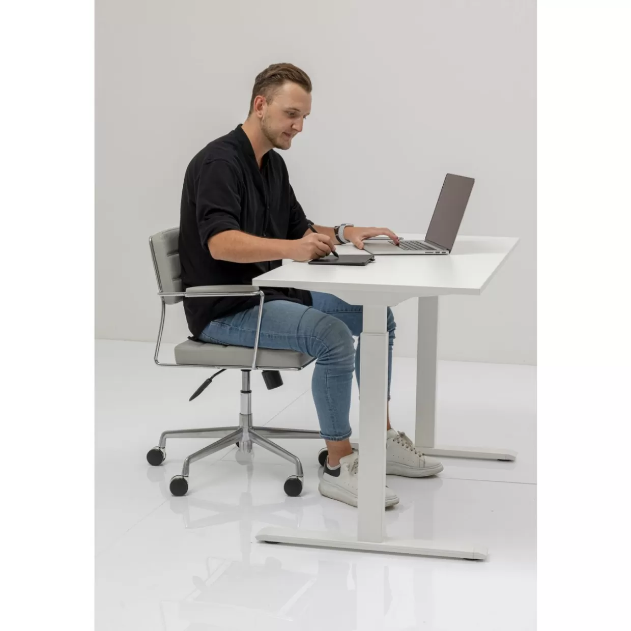 Scrivania Moderna KARE Design OfficeSmart - Tavolo Ufficio Elegante in Bianco, Dimensioni 120x70 cm