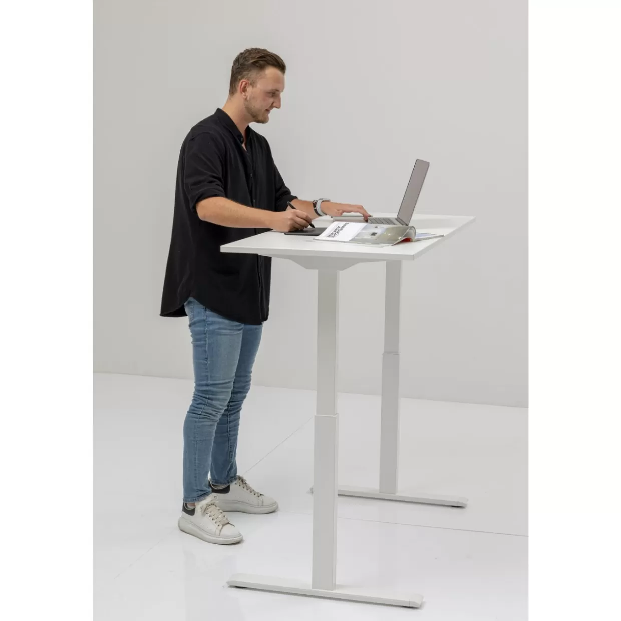 Scrivania Moderna KARE Design OfficeSmart - Tavolo Ufficio Elegante in Bianco, Dimensioni 120x70 cm