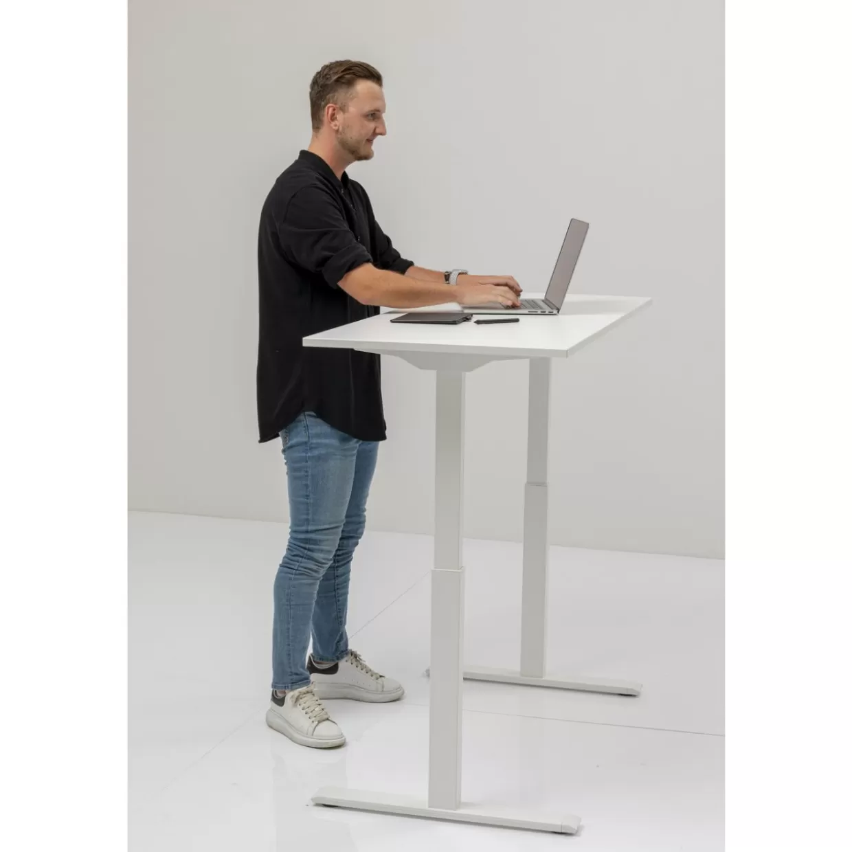Scrivania Moderna KARE Design OfficeSmart - Tavolo Ufficio Elegante in Bianco, Dimensioni 120x70 cm