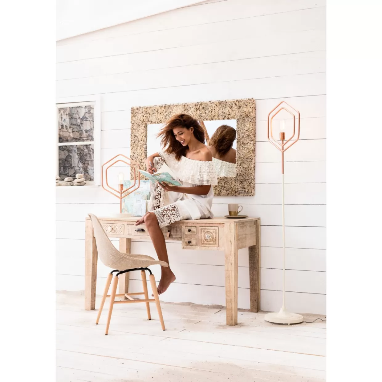 Scrivania moderna Puro Design KARE - 135x60 cm con 6 supporti regolabili, perfetta per uffici e spazi compatti