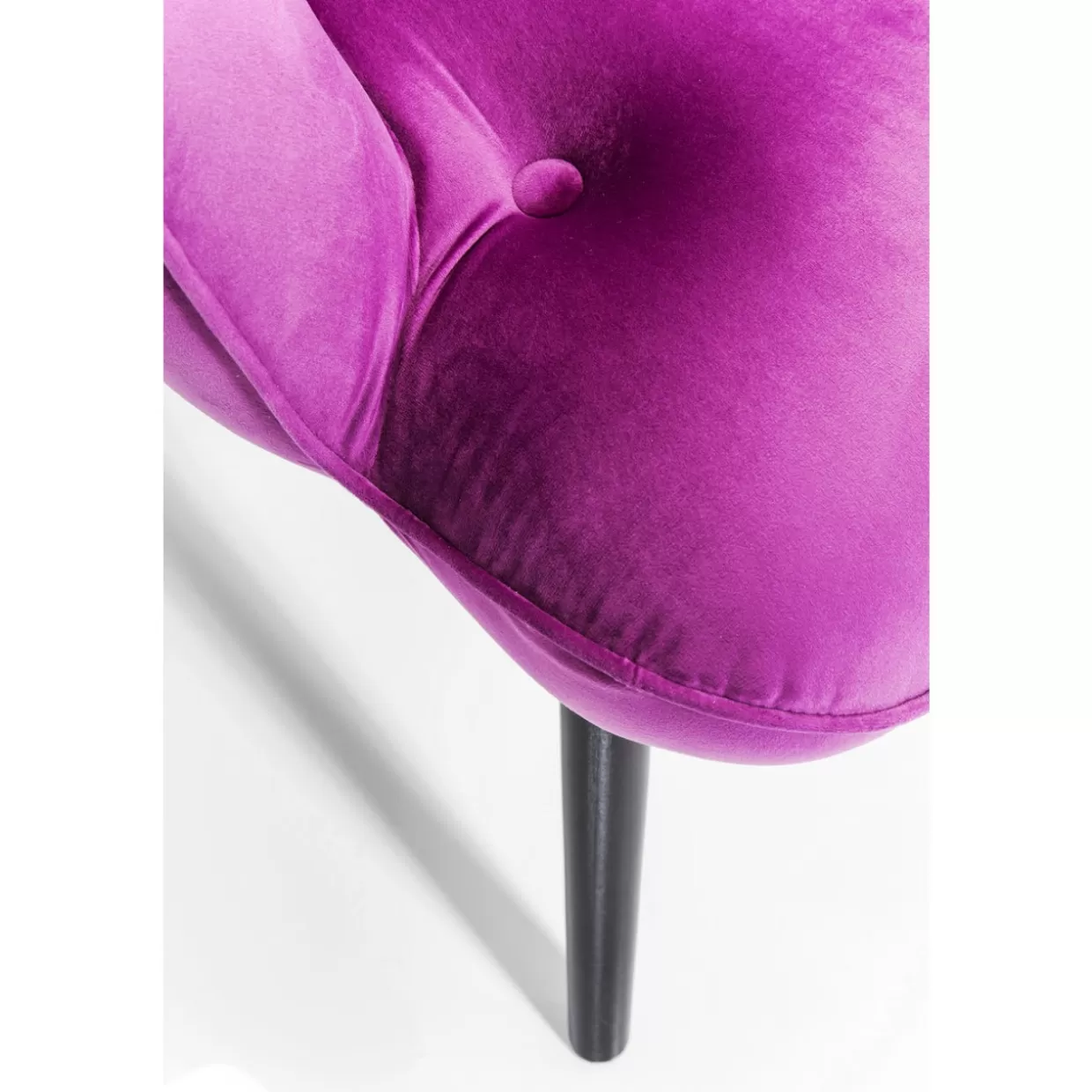 Poltrona moderna KARE Design in velluto viola intenso con dettagli neri - Vicky Lounge Edition