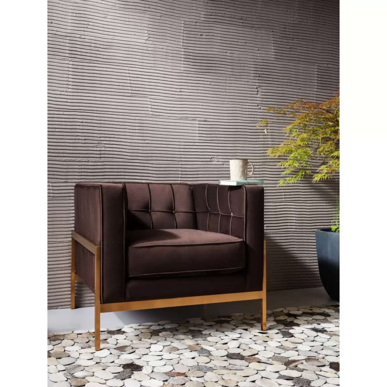 Poltrona KARE Design - Comfort contemporaneo con ispirazione loft in tonalità cioccolato

（：