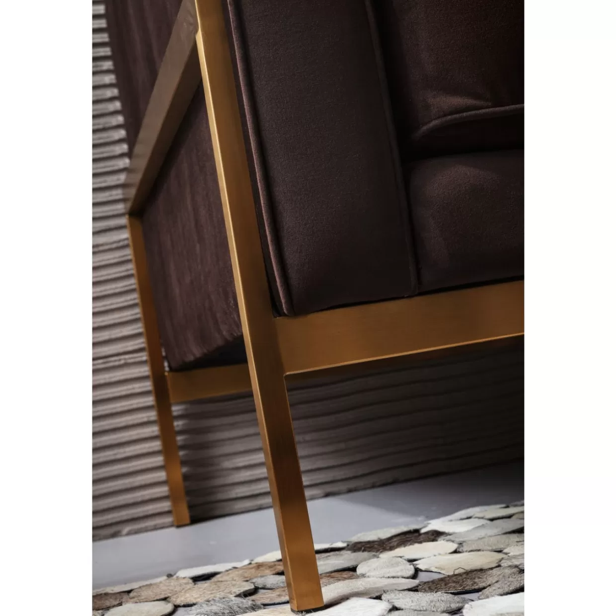 Poltrona KARE Design - Comfort contemporaneo con ispirazione loft in tonalità cioccolato

（：