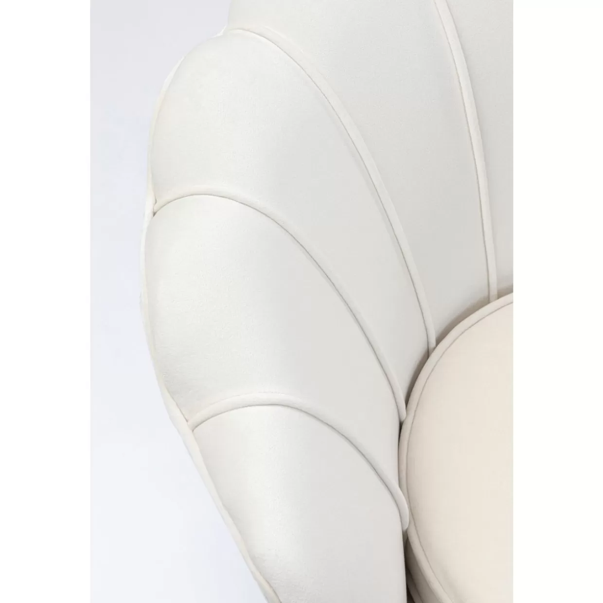 Poltrona KARE Design Elegante - Water Lily in Tonalità Loto Beige per Arredamento Moderno