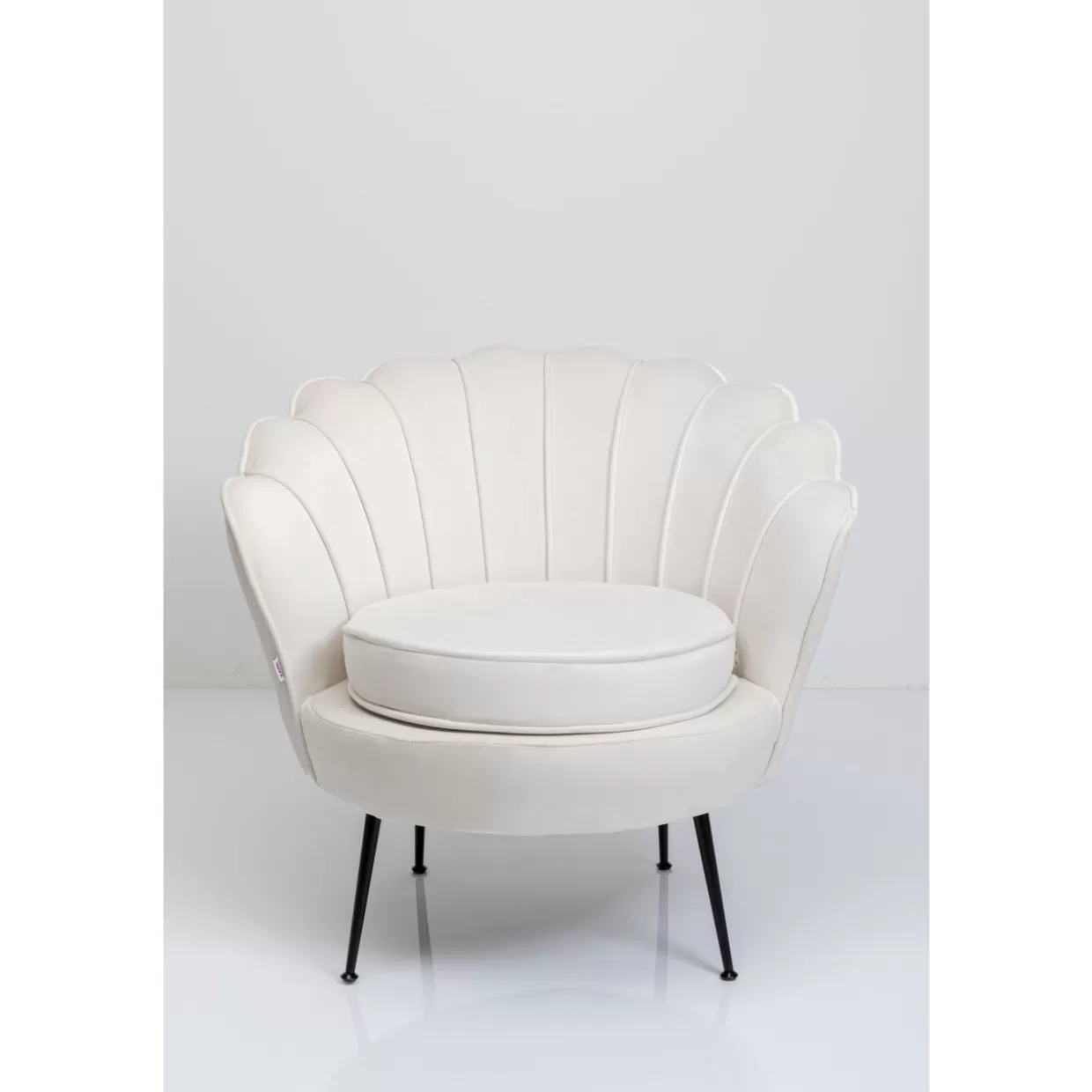 Poltrona Ninfea Nero-Beige con rivestimento in tessuto geometrico - Design ergonomico per soggiorno contemporaneo | Collezione esclusiva KARE