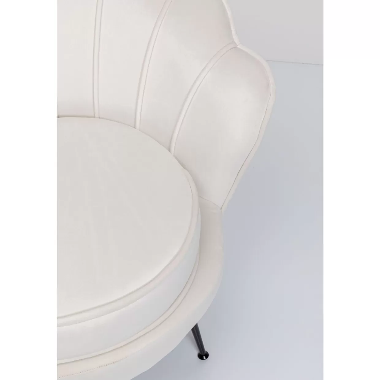 Poltrona Ninfea Nero-Beige con rivestimento in tessuto geometrico - Design ergonomico per soggiorno contemporaneo | Collezione esclusiva KARE