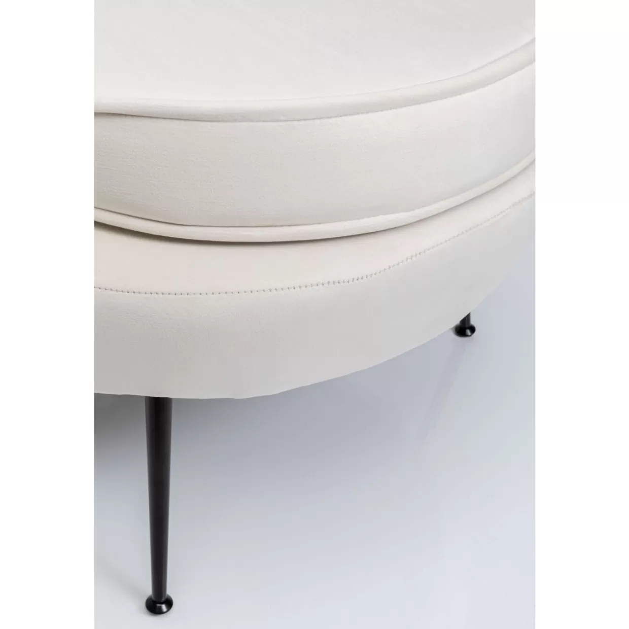 Poltrona Ninfea Nero-Beige con rivestimento in tessuto geometrico - Design ergonomico per soggiorno contemporaneo | Collezione esclusiva KARE
