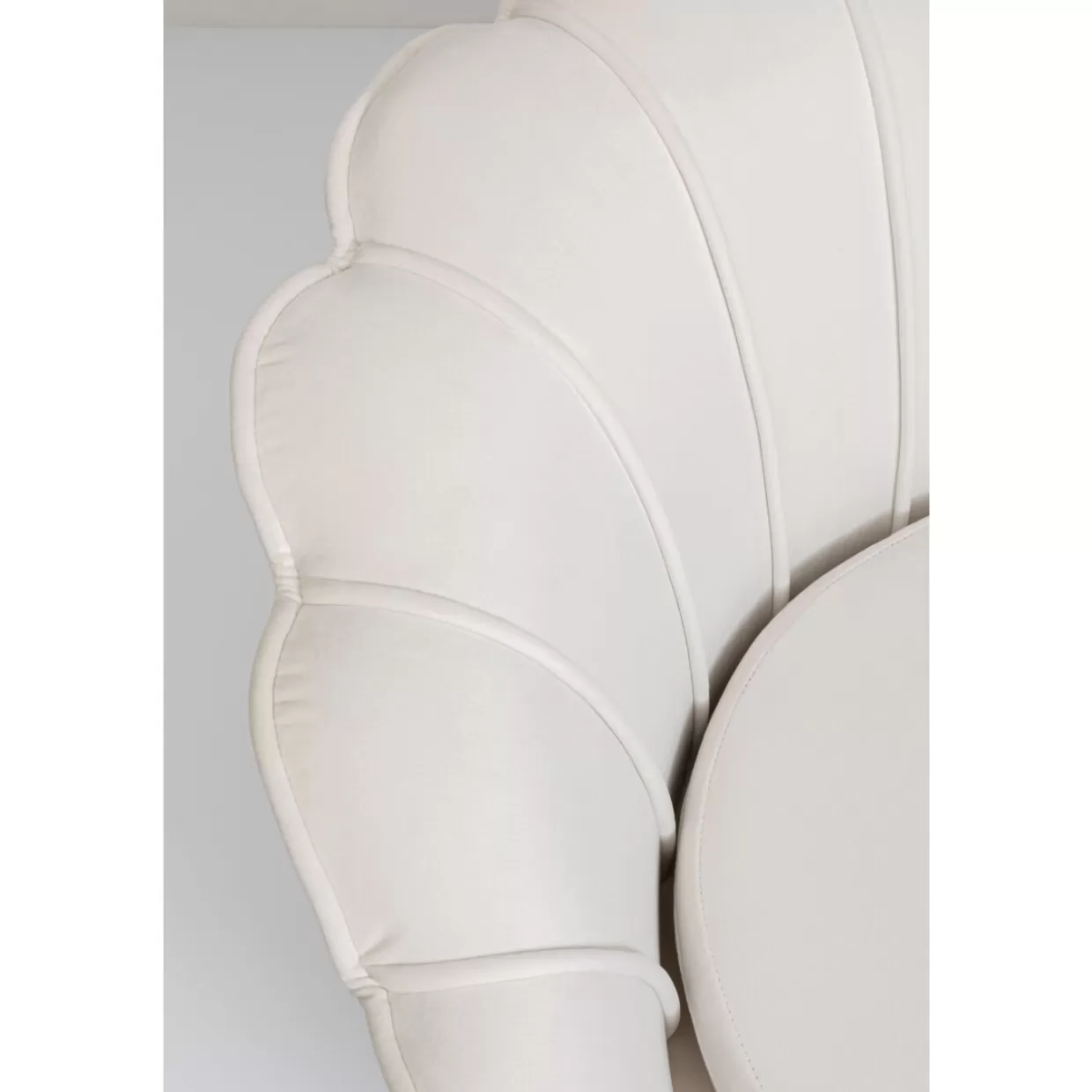 Poltrona Ninfea Nero-Beige con rivestimento in tessuto geometrico - Design ergonomico per soggiorno contemporaneo | Collezione esclusiva KARE
