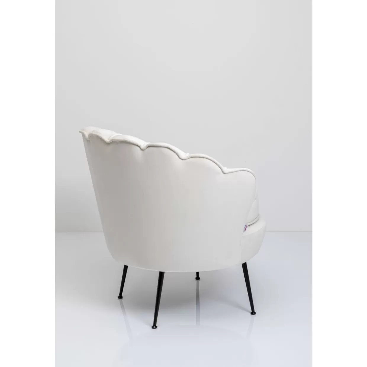 Poltrona Ninfea Nero-Beige con rivestimento in tessuto geometrico - Design ergonomico per soggiorno contemporaneo | Collezione esclusiva KARE