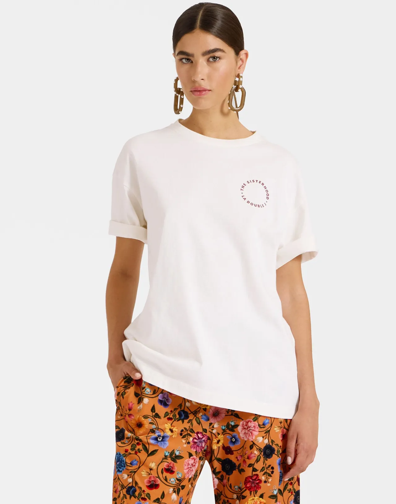 Maglietta Unisex La DoubleJ - Grafica Esclusiva in Morbido Jersey, Ispirata alla Collezione Sisterhood con Stampa Vivace
