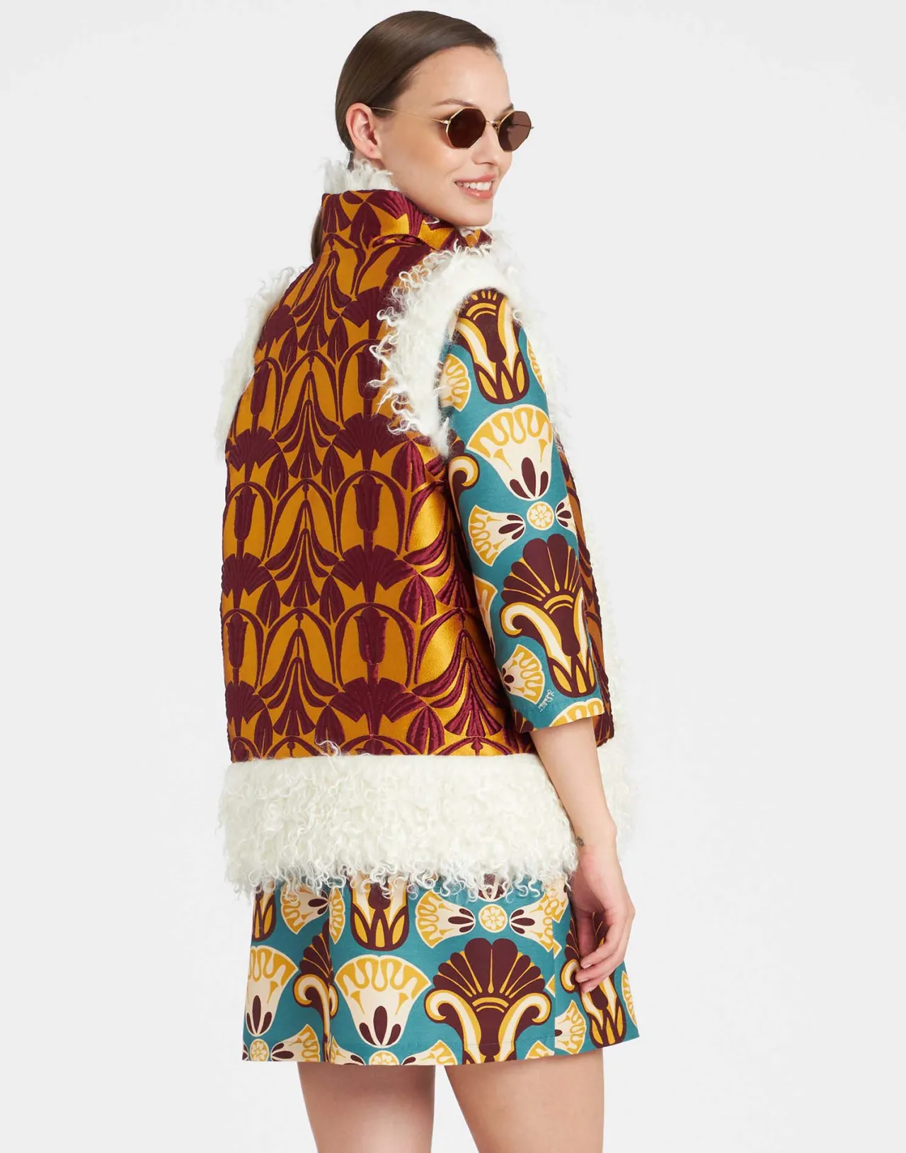 Giacca Folk senza Maniche La DoubleJ - Tessuto Jacquard Oro Papiro con Dettagli Artigianali (Ultimi Pezzi)

(：，。，，SEO。)