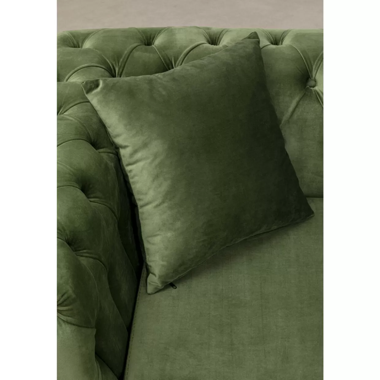 Divano Bellissima in velluto verde smeraldo - Design contemporaneo a due posti KARE, struttura 200 cm con rivestimento morbido e resistente