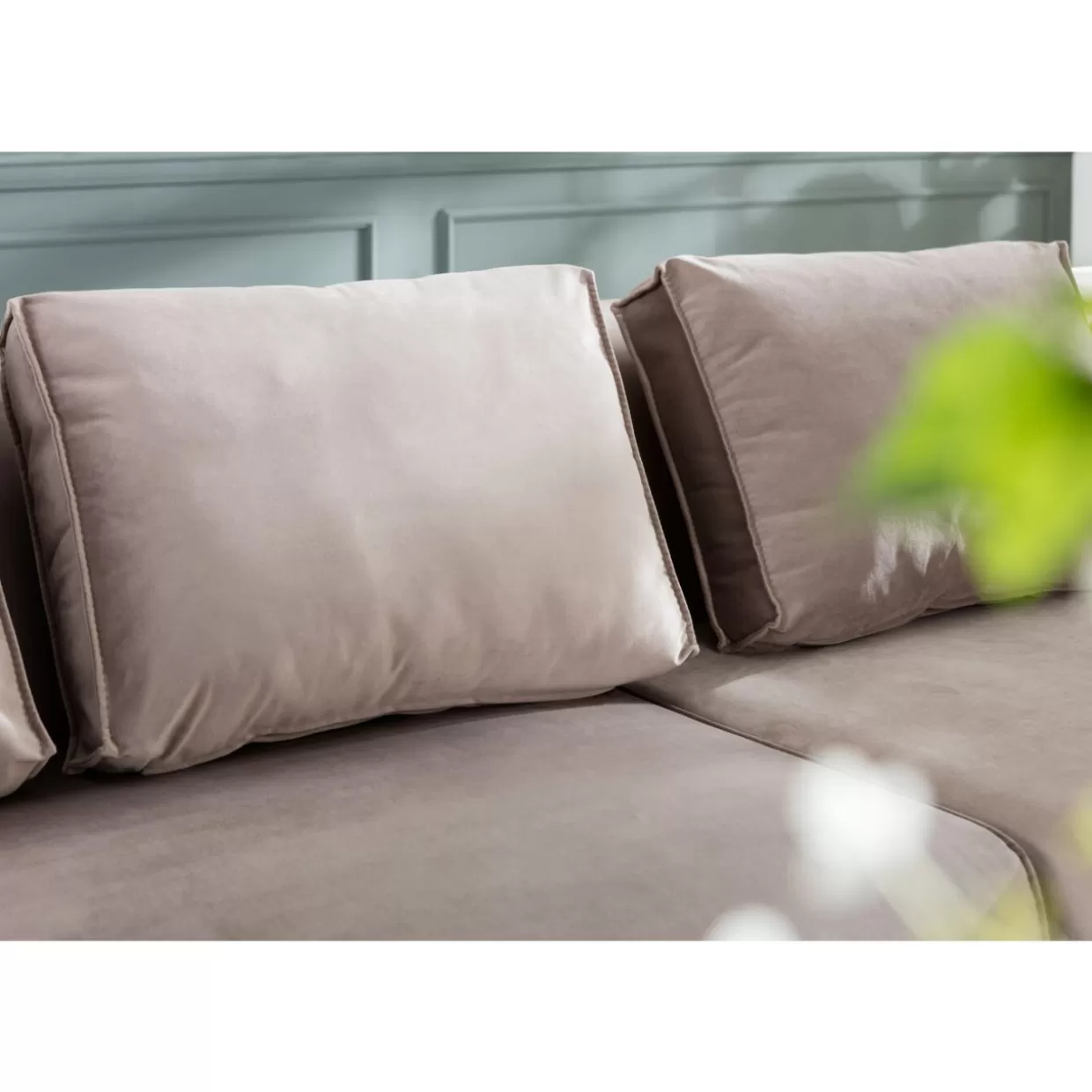 Divano Infinity di KARE Design - Lussuoso due posti rivestito in morbido velluto taupe con dettagli eleganti