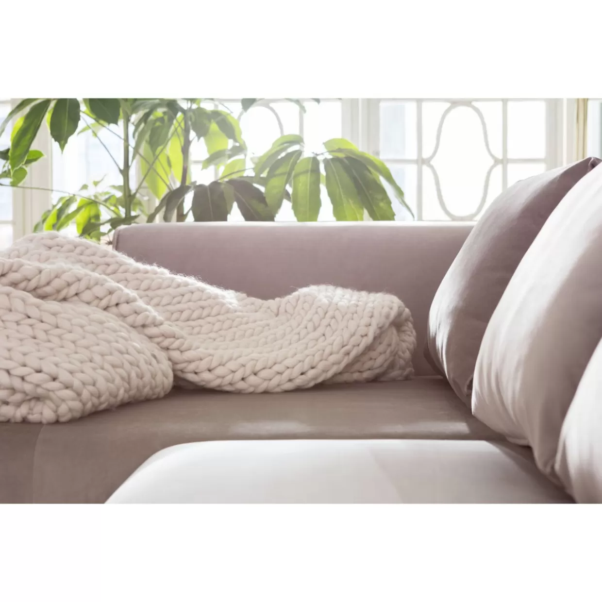 Divano Infinity di KARE Design - Lussuoso due posti rivestito in morbido velluto taupe con dettagli eleganti