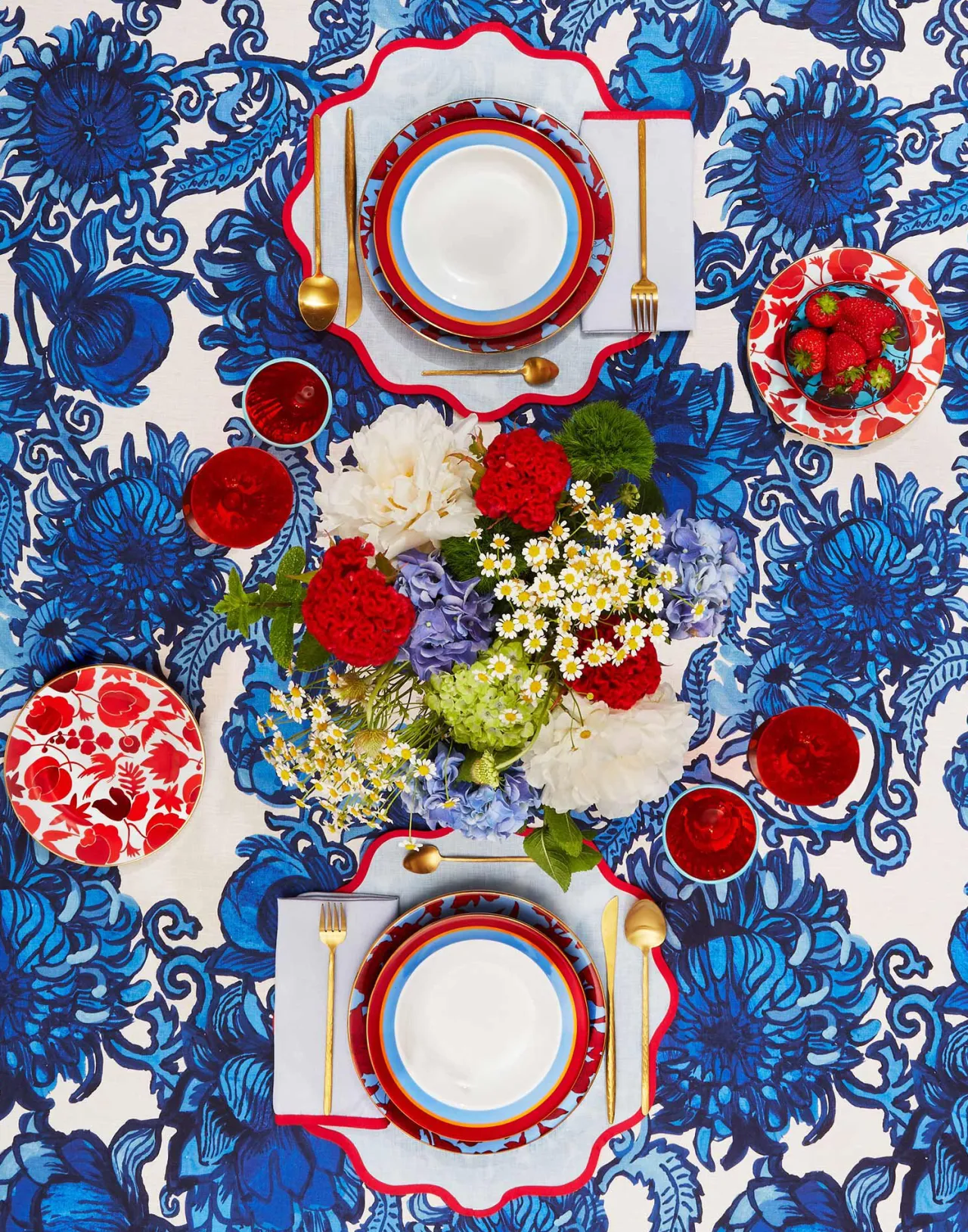 Luxury La DoubleJ · Set Elegante di Piatti Fondina e Da Portata · Porcellana Pregiata con Motivi Roman Holiday & Grappoli d'Uva · Collezione Esclusiva per Tavole Imbandite