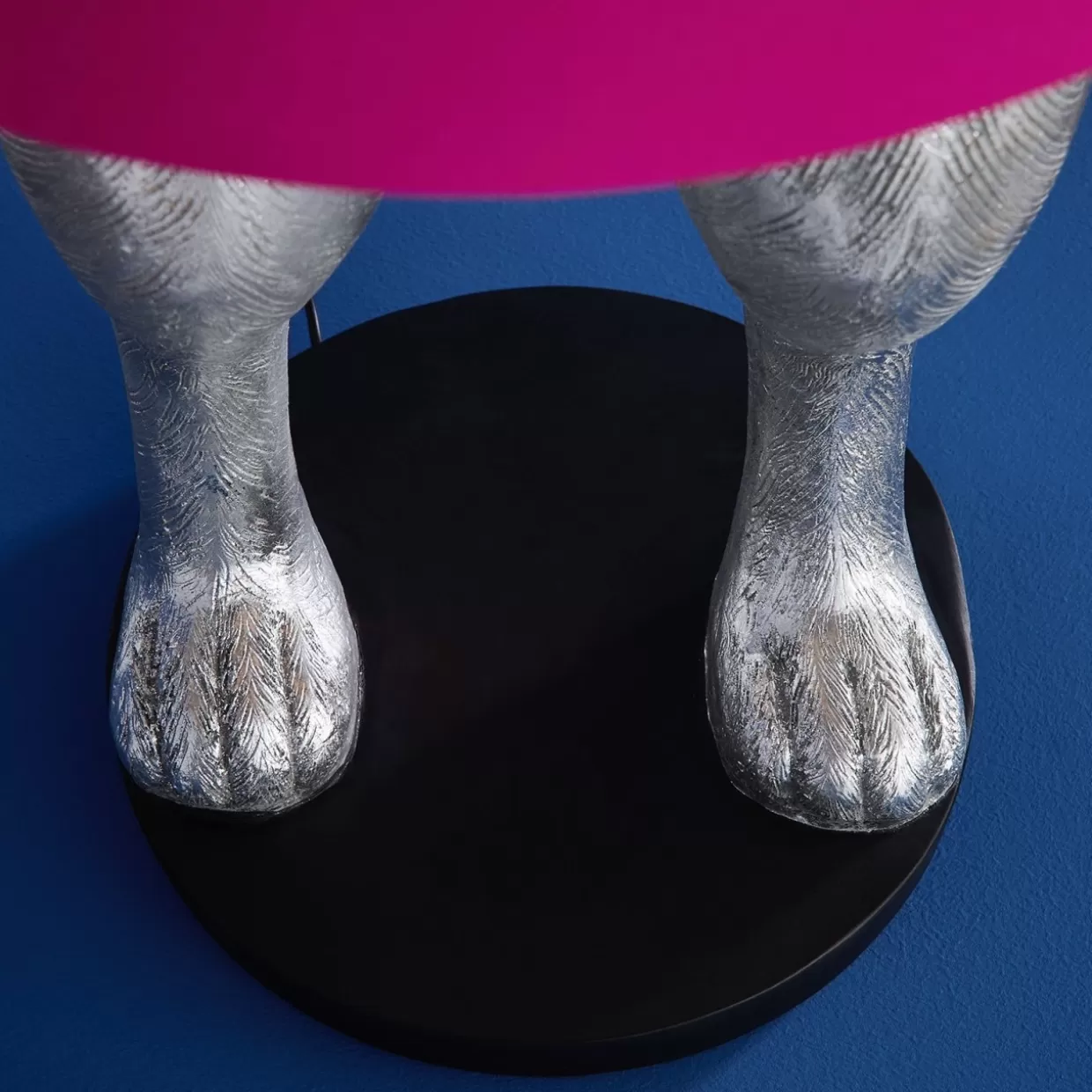 Lampada da Terra Elegante Coniglietto Segreto - Design Moderno con Tonalità Magenta Vibrante | Collezione KARE