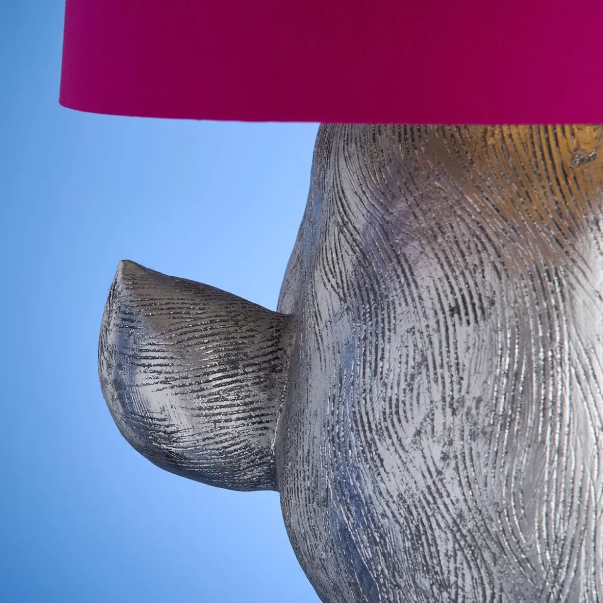 Lampada da Terra Elegante Coniglietto Segreto - Design Moderno con Tonalità Magenta Vibrante | Collezione KARE