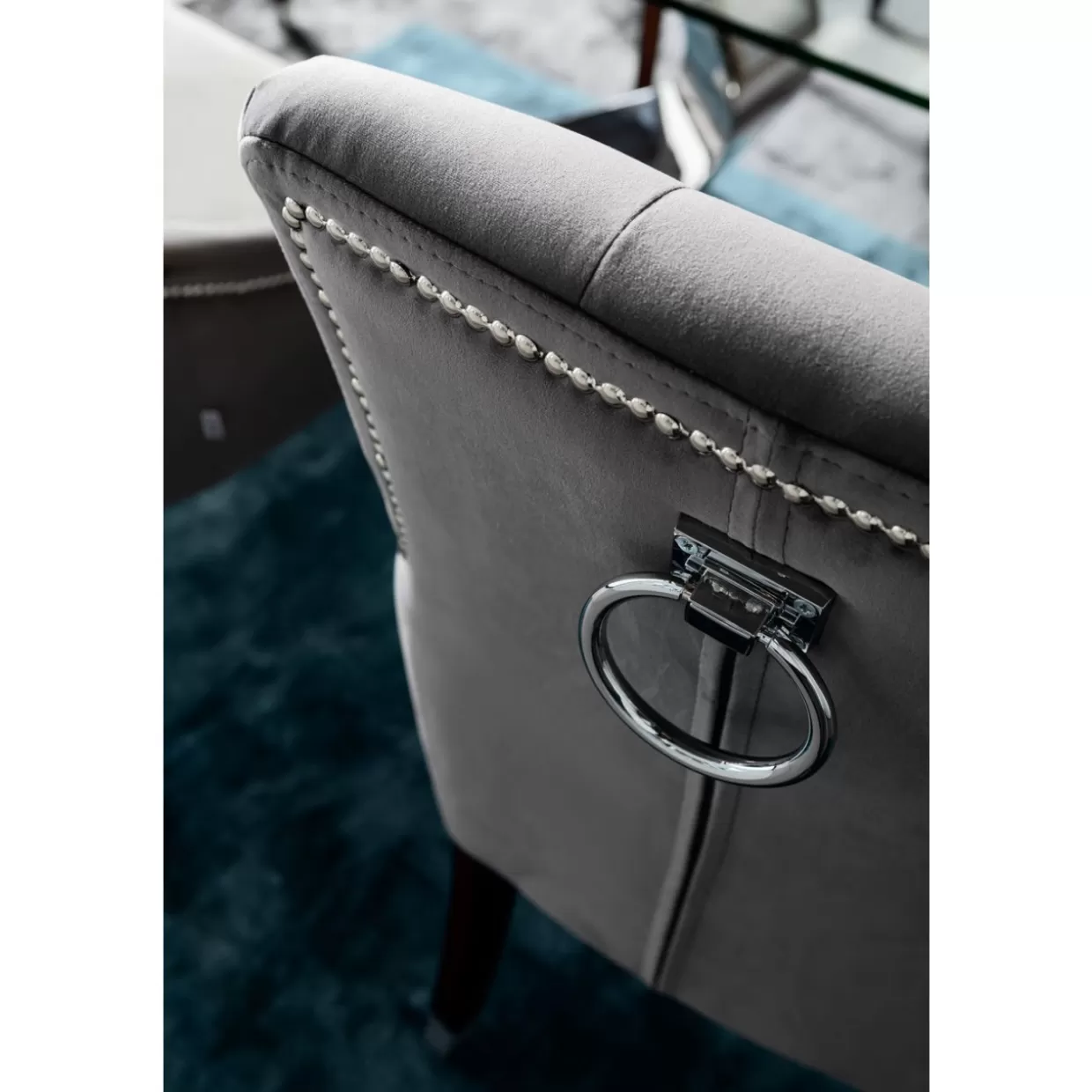 Sedia Principessa in Velluto Grigio Cenere - Design Avvolgente KARE per Salotto Moderno