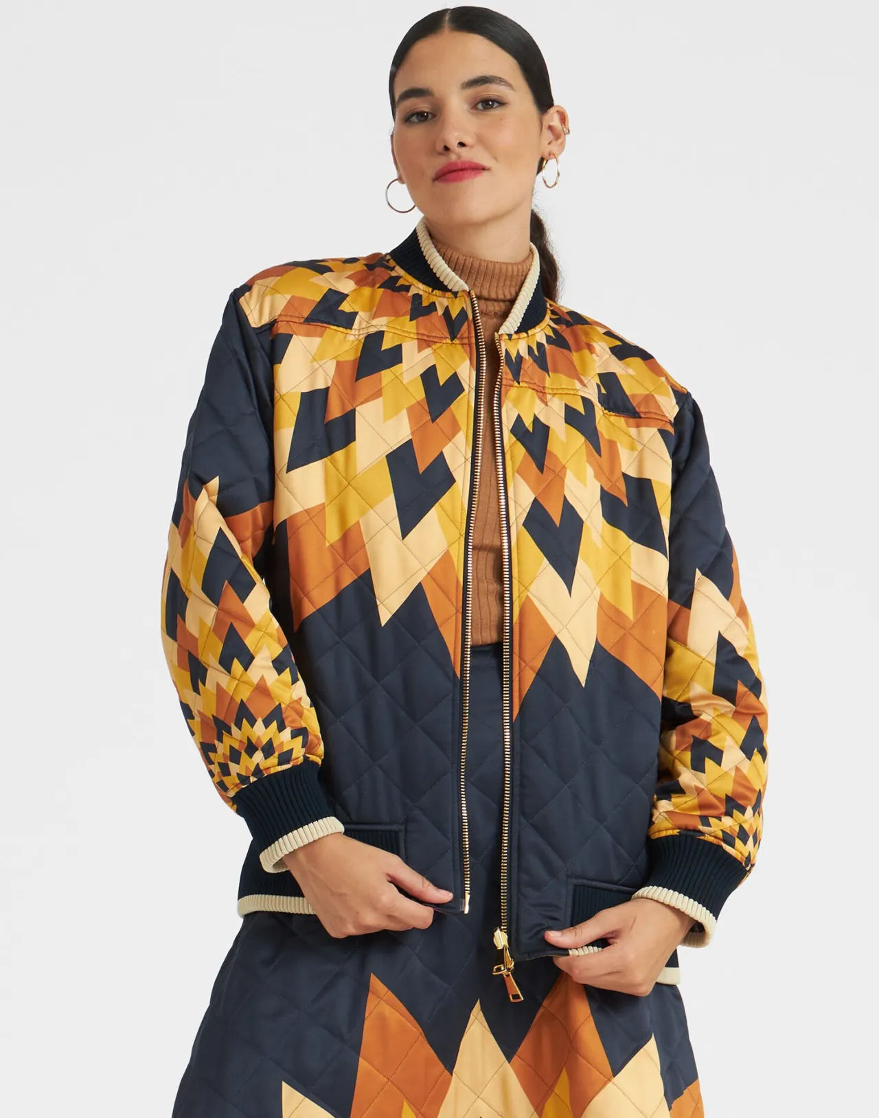 Giacca Elegante Suki La DoubleJ in Twill Trapuntato con Ricamo Egyptian Sun Placé Oro – Stile Chic e Intramontabile