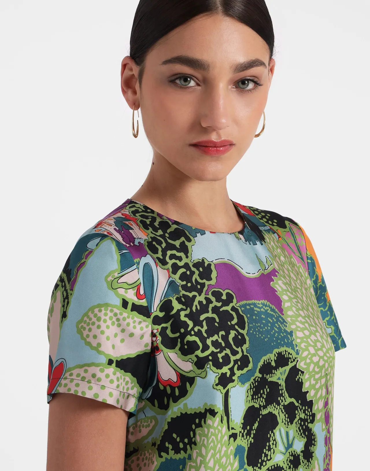 Abito Elegante La DoubleJ in Tessuto Fluido  
Sciarpa di Seta con Ricamo Paesaggistico Artigianale
