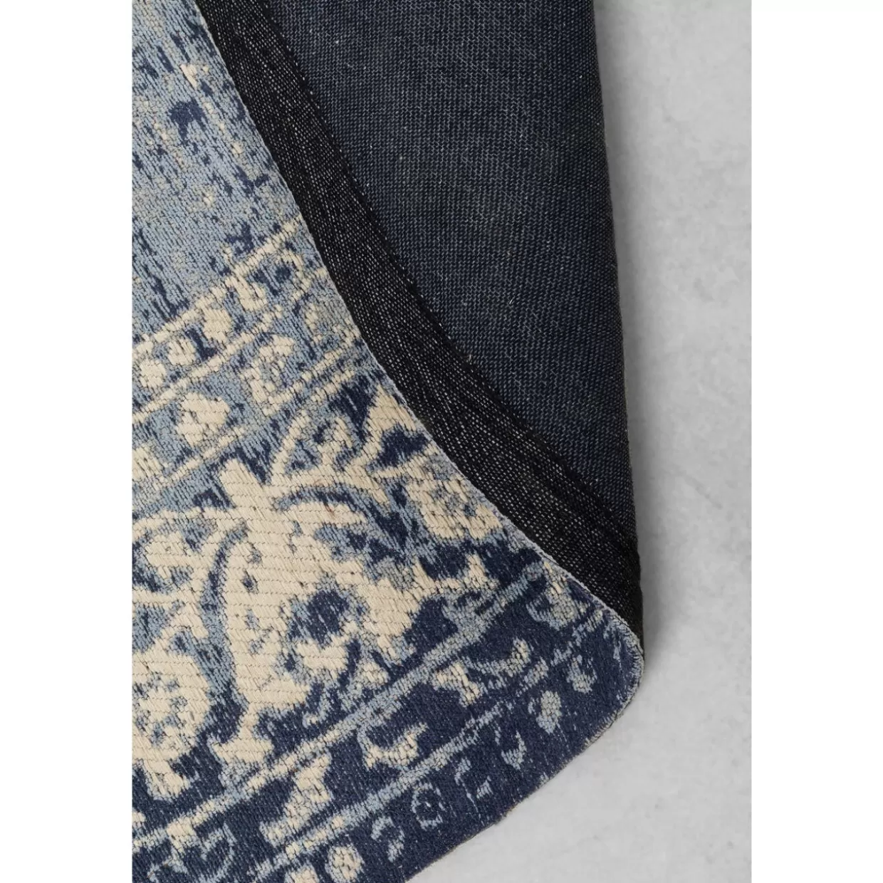 Tappeto Laury by KARE Design - Eleganza senza tempo in formato 200x300 cm 

Modello Laury in morbido grigio antracite - Tappeto peluche KARE per ambienti accoglienti 

Calorosa morbidezza 200x300 - Tappeto design Laury in versione oversize by KARE