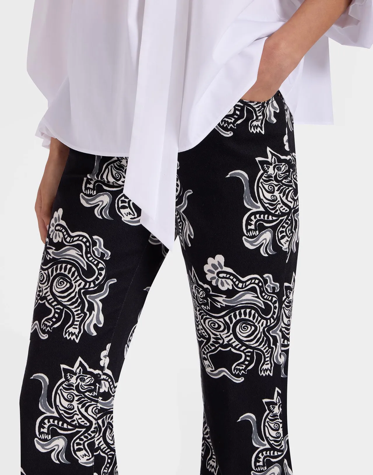 La DoubleJ Jeans Crop a Zampa di Elefante - Stampa Tigre Selvaggia in Nero e Bianco con Drill di Cotone, Offerta Imperdibile