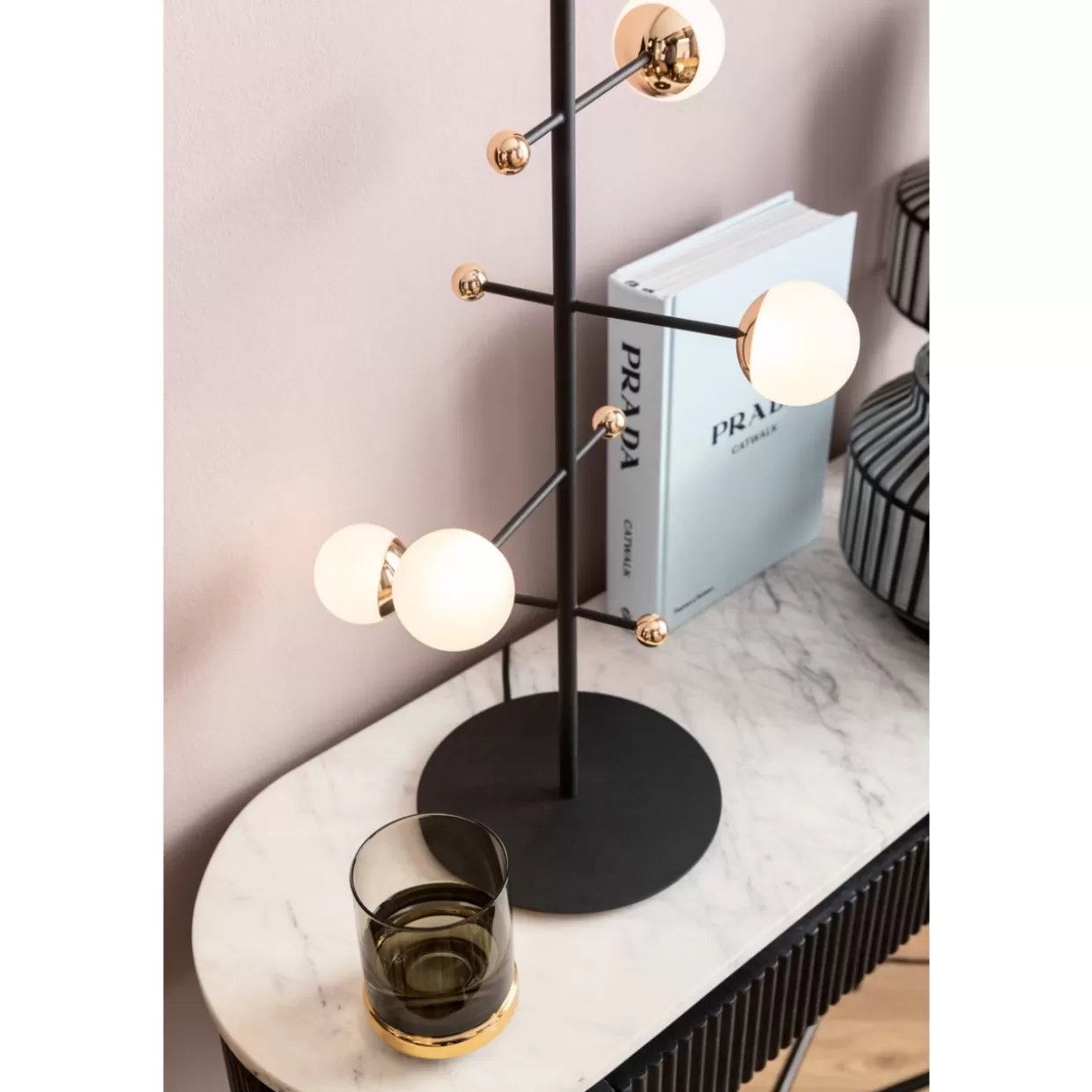 Lampada da tavolo Trapez 52 - Design geometrico moderno per arredamento contemporaneo | Illuminazione d'autore KARE 

(：