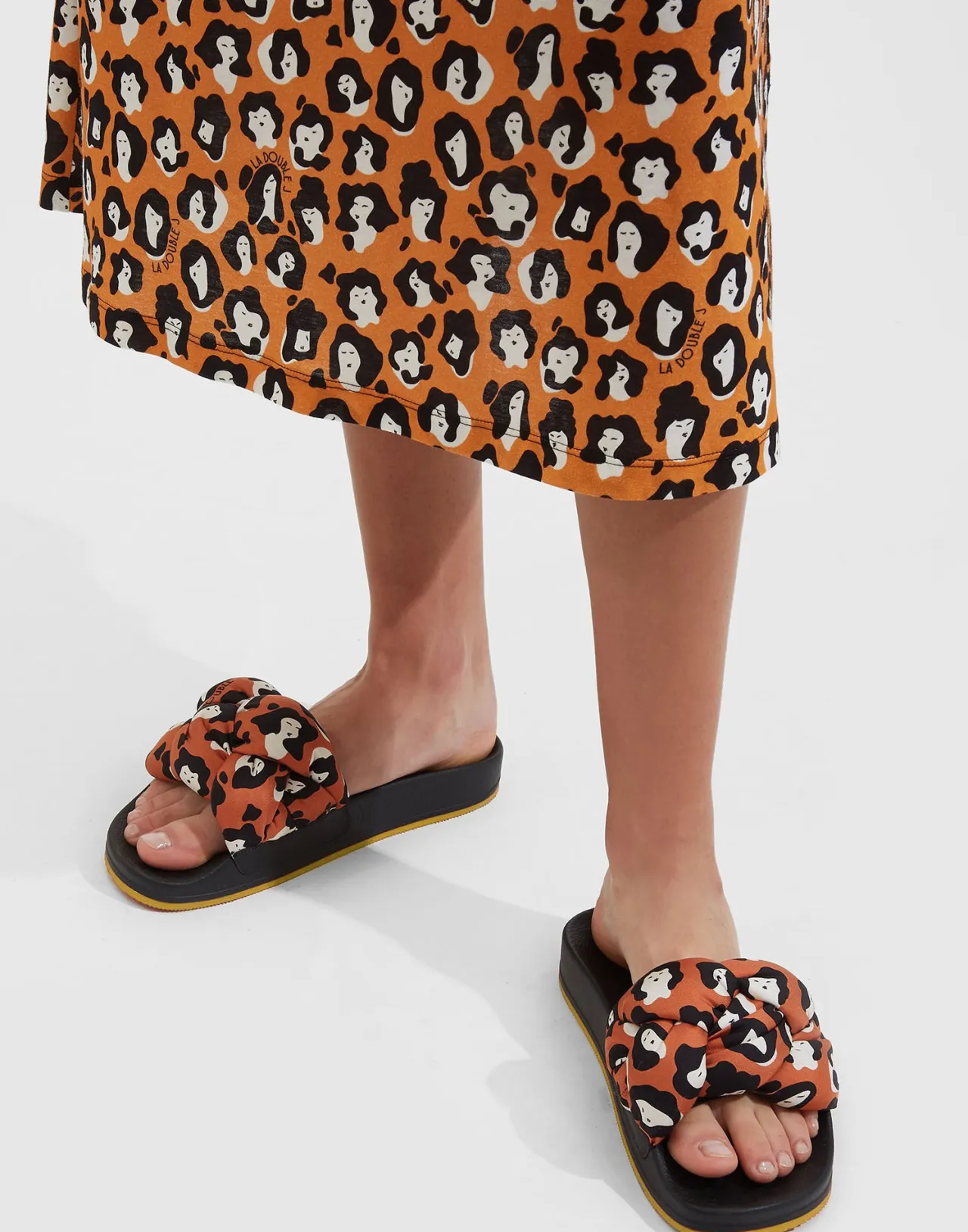 La DoubleJ Sandali Eleganti in Treccia con Stampa Leopardo - Design in Tessuto Twill per Stile Italiano Audace