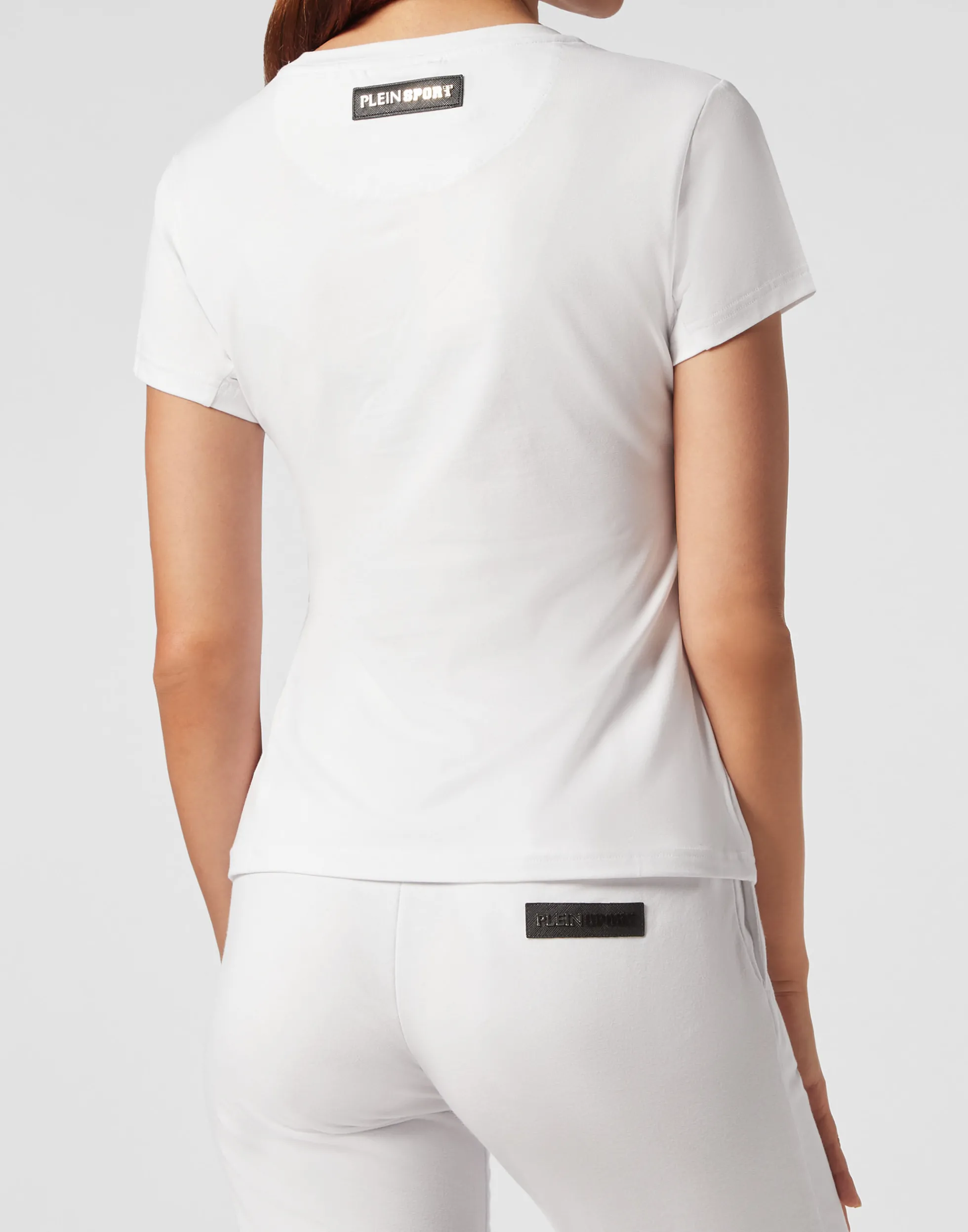 Maglietta Sportiva Donna Plein Sport - Scollo Tondo Confezione Morbida per Allenamento e Stile Casual Perfetto 



Top Femminile Plein Sport con Scollo Rotondo - Tessuto Tecnico Traspirante per Attività Fisica e Look Urbano